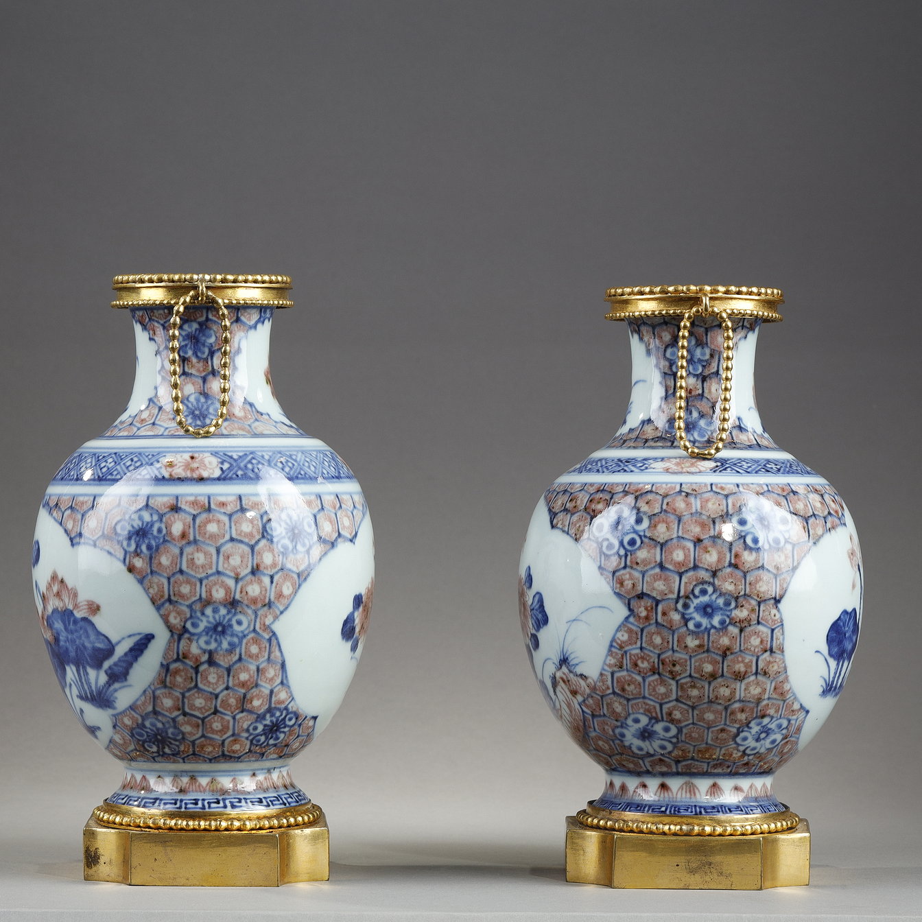 Works of Art : pair porcelain vases decorated in underglaze blue and copper red  -  1790/1840  -

Mount French bronze 19th century       (H 21,5 cm)
