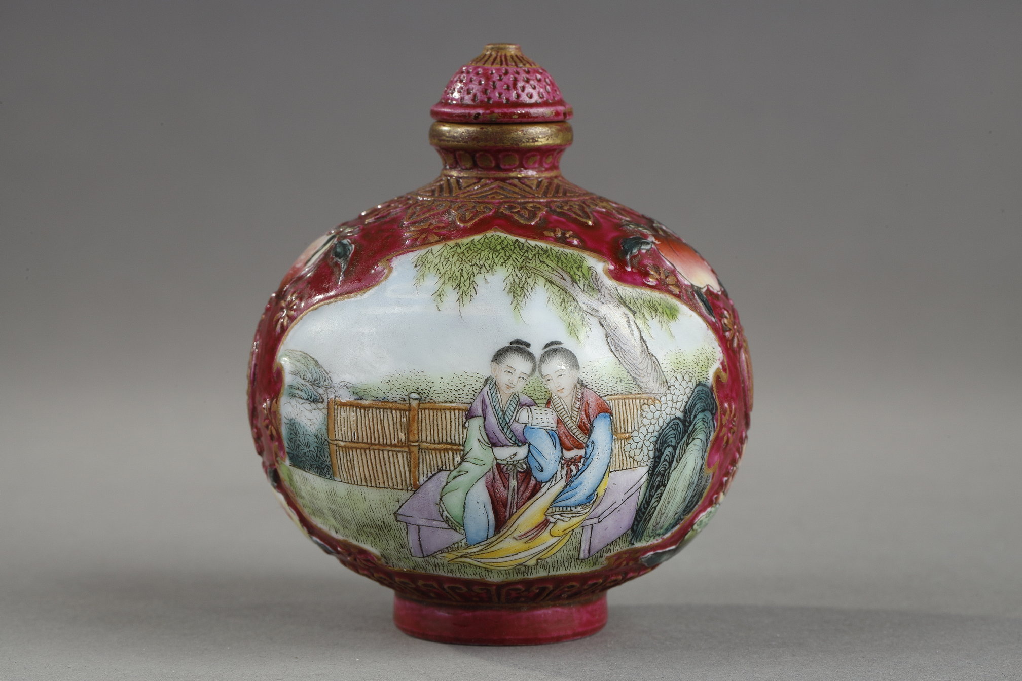 Snuff Bottles : Moulded porcelain snuff bottle decorated with polychrome enamels. of court ladies in a garden and on the other side of a poem - China mark Qianlong  - Mid 20th century -