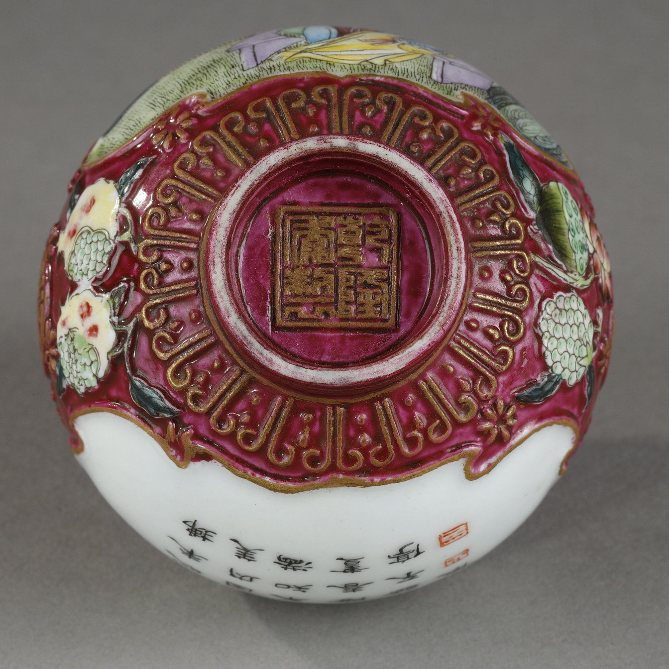 Snuff Bottles : Moulded porcelain snuff bottle decorated with polychrome enamels. of court ladies in a garden and on the other side of a poem - China mark Qianlong  - Mid 20th century -