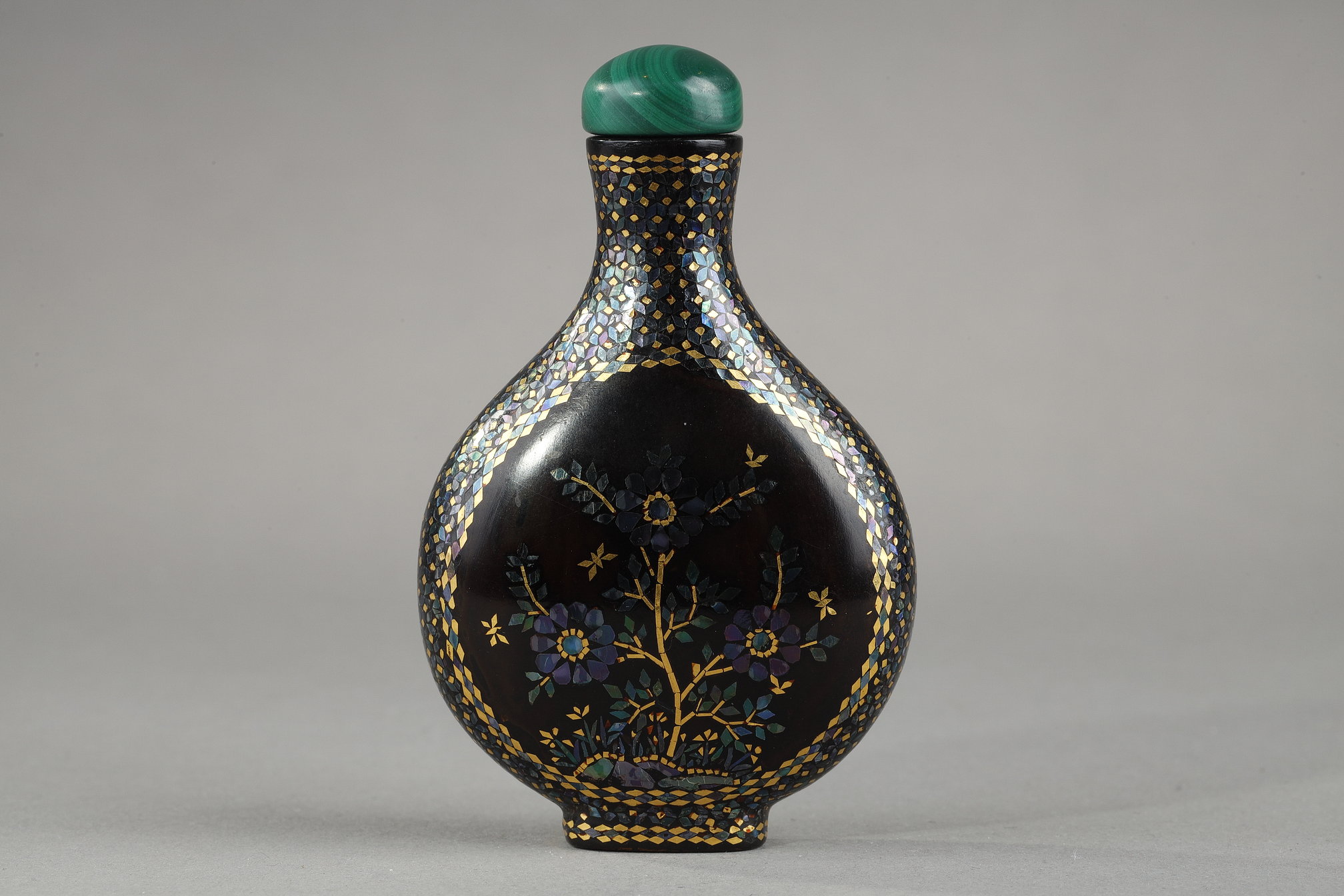 Snuff Bottles : Japanese pear-shaped laque burgautée (inlaid with mother of pearl ,gold and silver foils indecent seashells)
Ryukyu islands 19th century