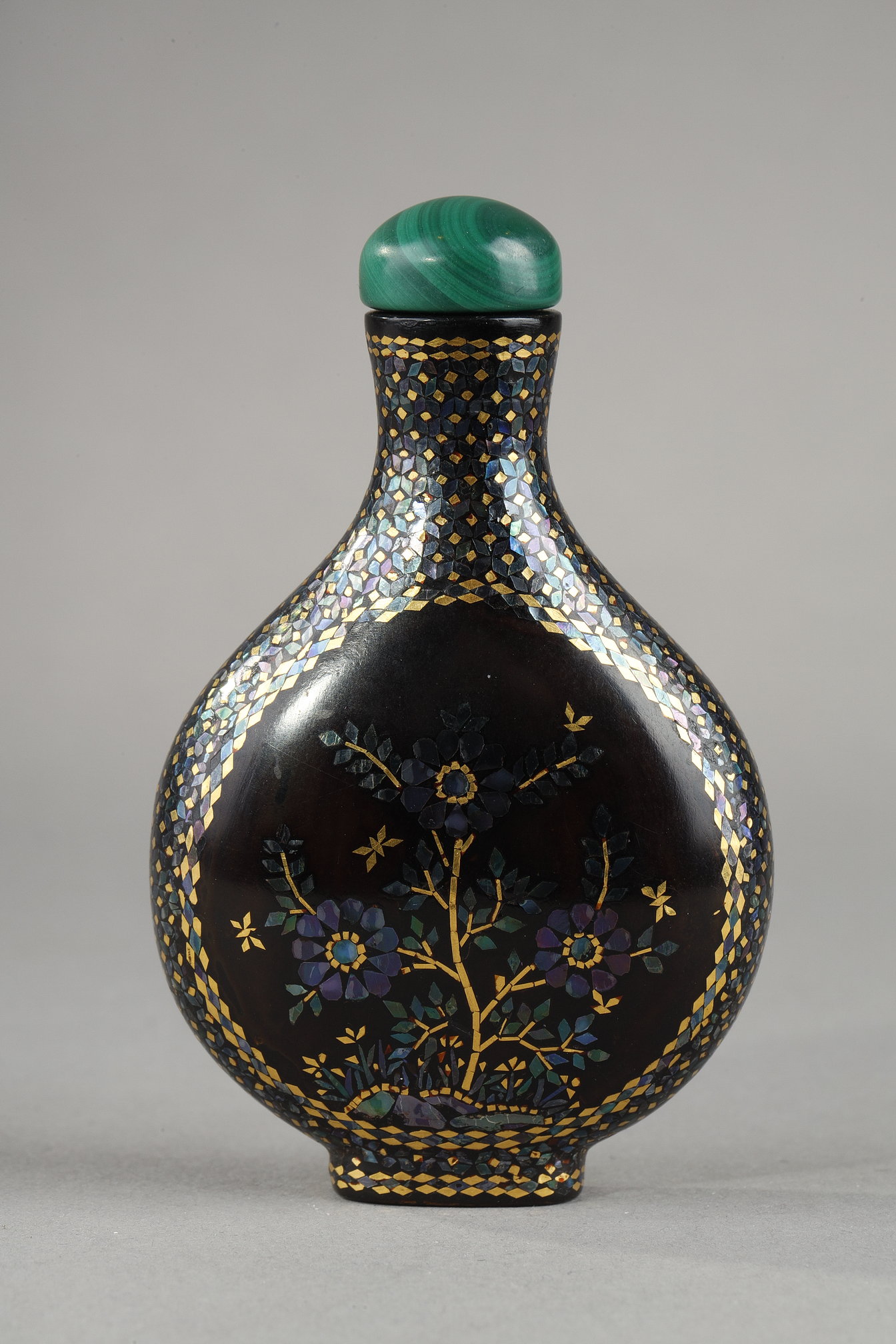 Snuff Bottles : Japanese pear-shaped laque burgautée (inlaid with mother of pearl ,gold and silver foils indecent seashells)
Ryukyu islands 19th century