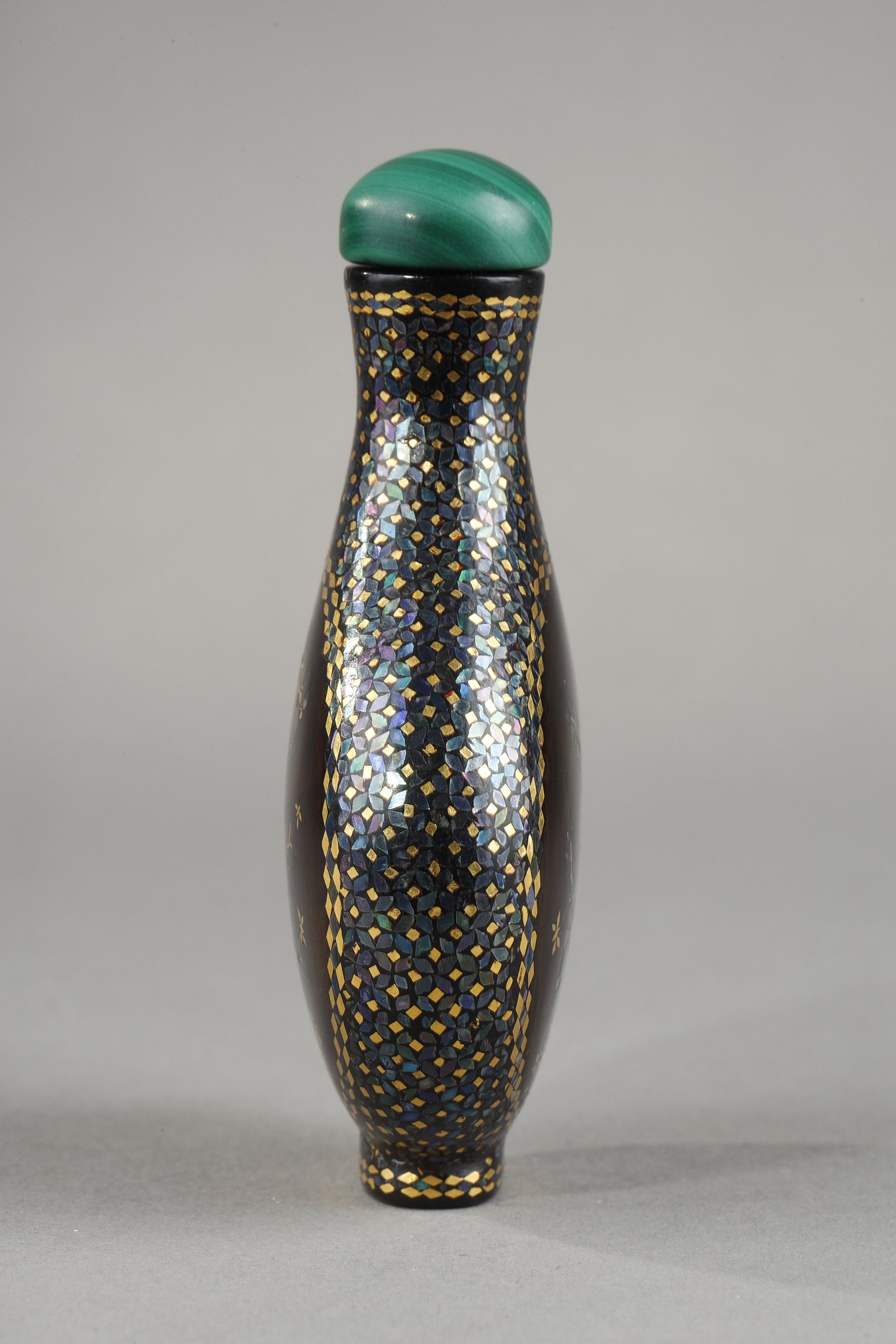 Snuff Bottles : Japanese pear-shaped laque burgautée (inlaid with mother of pearl ,gold and silver foils indecent seashells)
Ryukyu islands 19th century