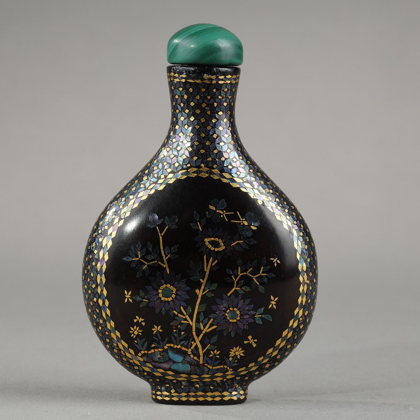 Snuff Bottles : Japanese pear-shaped laque burgautée (inlaid with mother of pearl ,gold and silver foils indecent seashells)
Ryukyu islands 19th century
