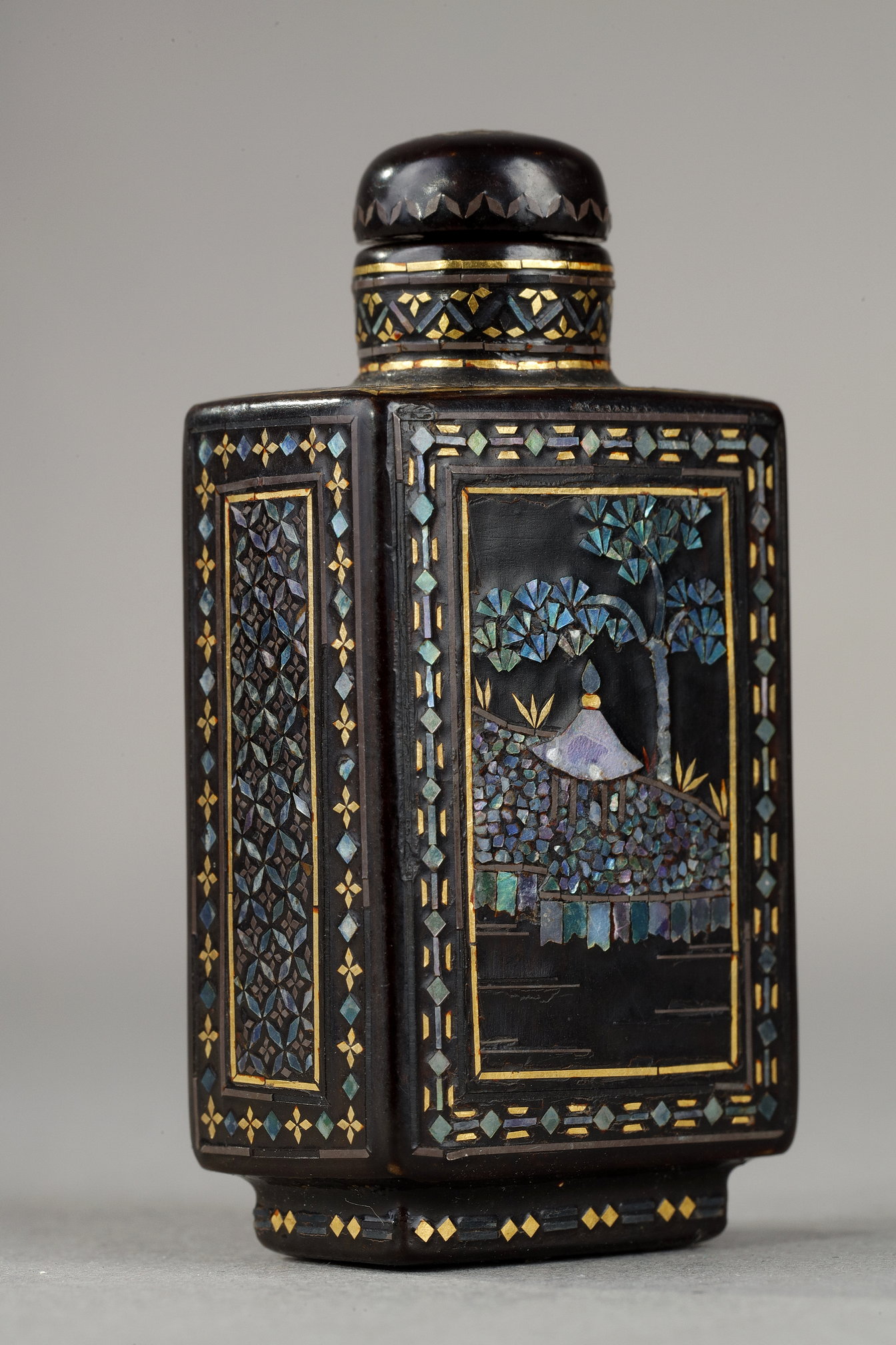 Snuff Bottles : Japanese rectangular "laque burgautée with mother of pearls, gold and silver foils indescent seashells 
Ryukyu islands 19 th century
H 5,1cm