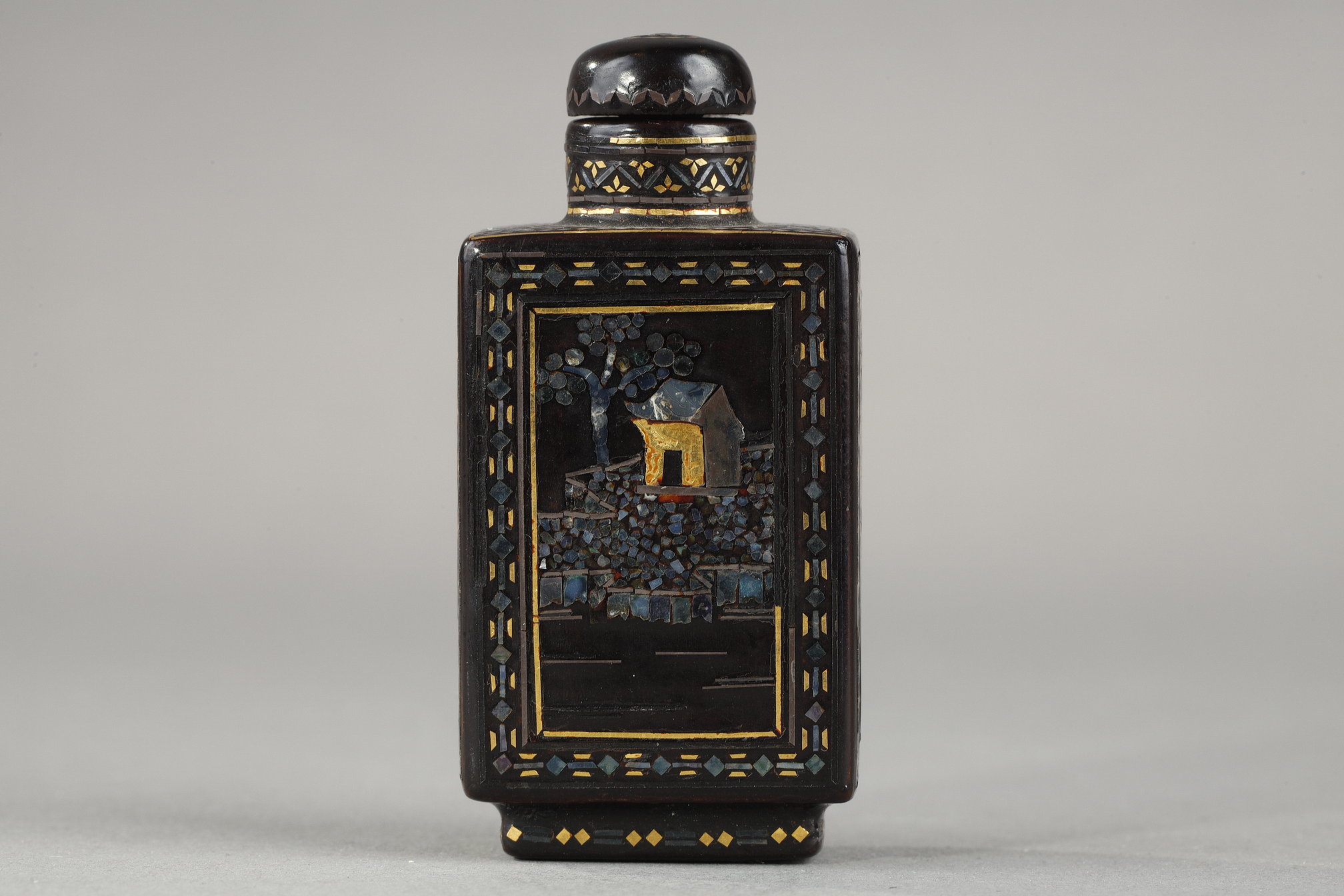 Snuff Bottles : Japanese rectangular "laque burgautée with mother of pearls, gold and silver foils indescent seashells 
Ryukyu islands 19 th century
H 5,1cm