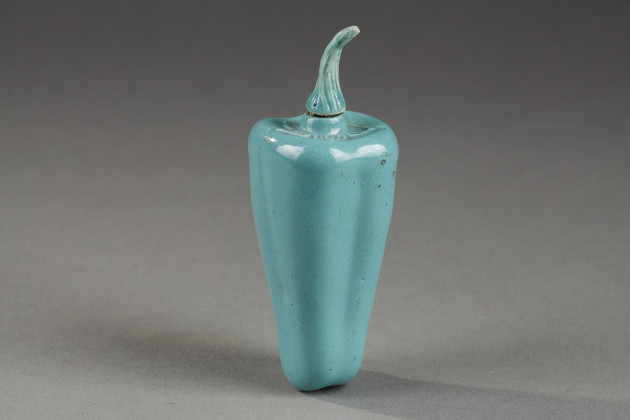 Snuff Bottles : Chinese turquoise porcelain snuff bottle  in the shape of a pepper with its original stopper -19th century
H 5,4cm
