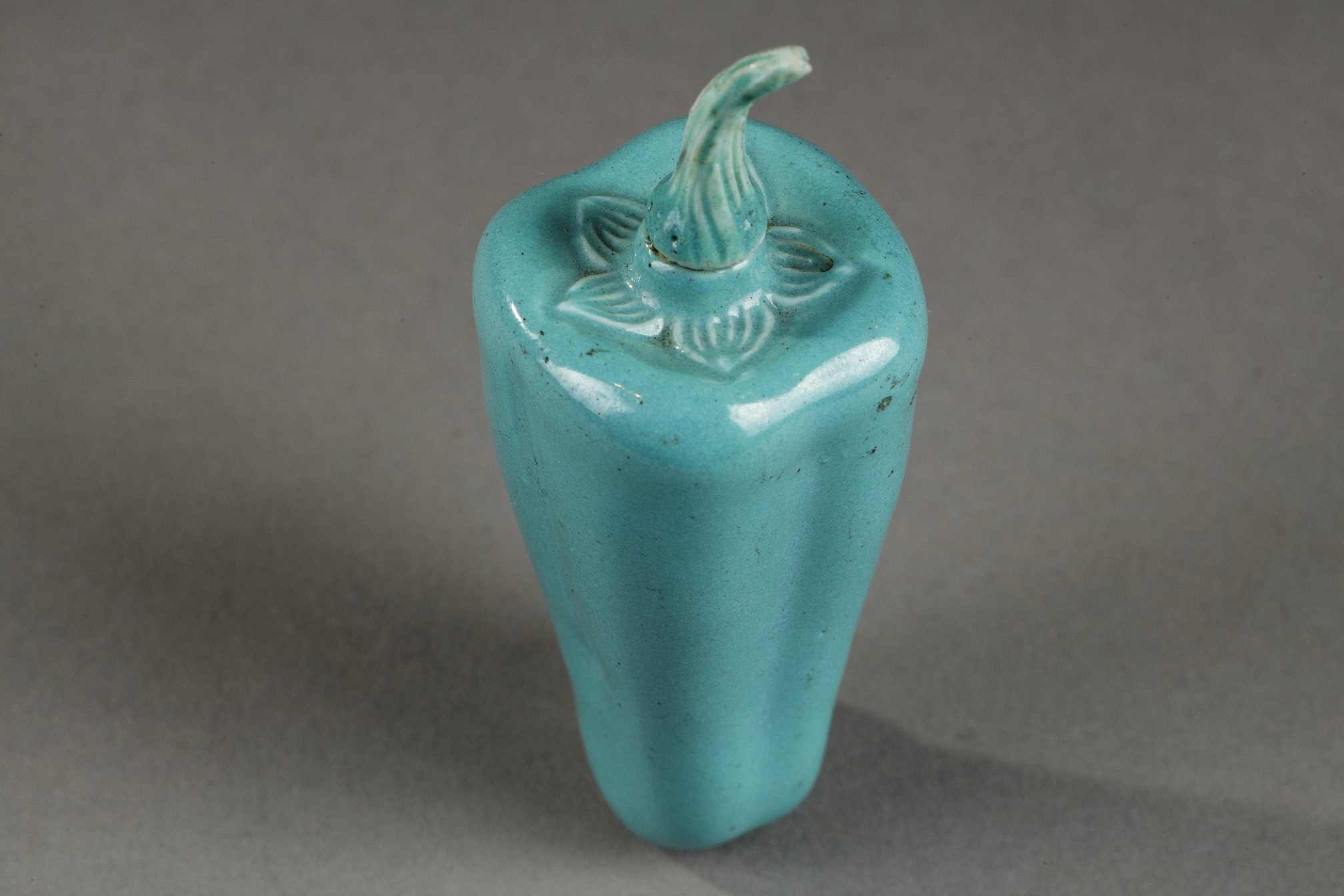 Snuff Bottles : Chinese turquoise porcelain snuff bottle  in the shape of a pepper with its original stopper -19th century
H 5,4cm
