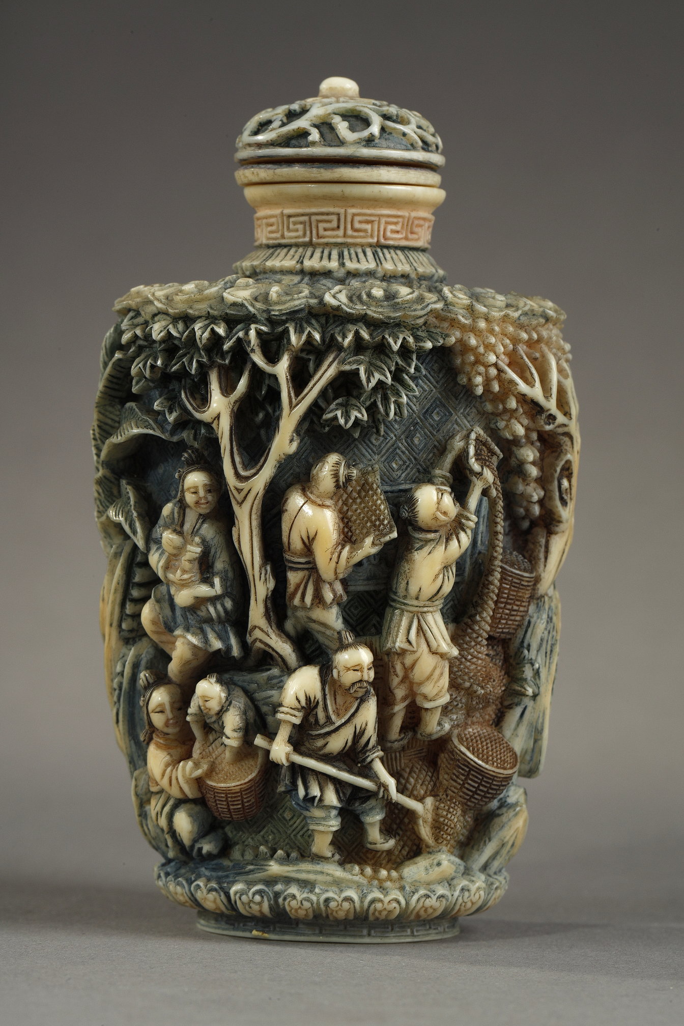 Snuff Bottles : Ivory snuff bottle carved continuously and in high relief with a decoration illustrating the rice harvest - Stopper  in suite - China 19th century
CITES Certificate FR 2409513417K

