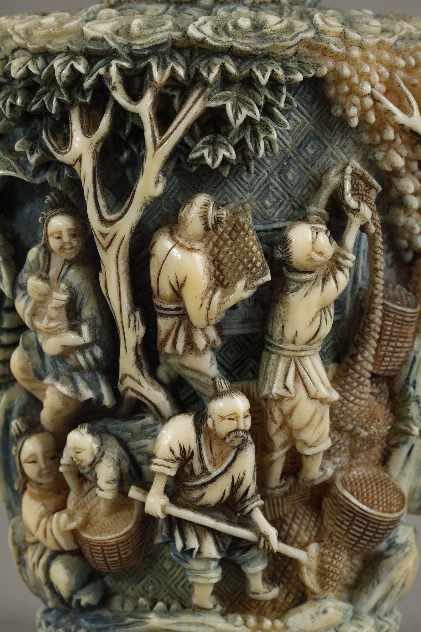 Snuff Bottles : Ivory snuff bottle carved continuously and in high relief with a decoration illustrating the rice harvest - Stopper  in suite - China 19th century
CITES Certificate FR 2409513417K

