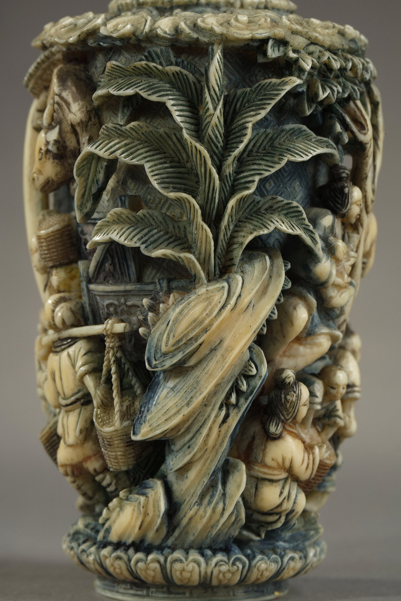 Snuff Bottles : Ivory snuff bottle carved continuously and in high relief with a decoration illustrating the rice harvest - Stopper  in suite - China 19th century
CITES Certificate FR 2409513417K

