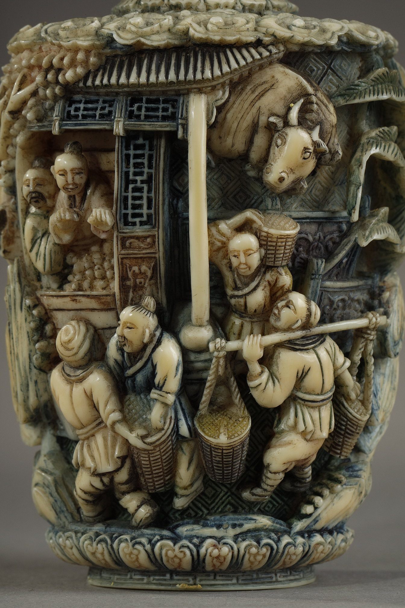 Snuff Bottles : Ivory snuff bottle carved continuously and in high relief with a decoration illustrating the rice harvest - Stopper  in suite - China 19th century
CITES Certificate FR 2409513417K

