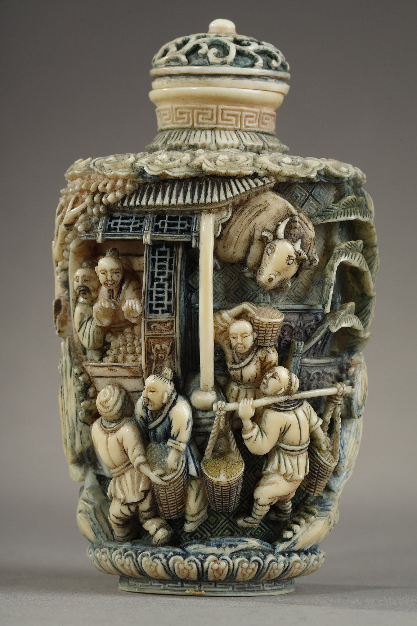 Snuff Bottles : Ivory snuff bottle carved continuously and in high relief with a decoration illustrating the rice harvest - Stopper  in suite - China 19th century
CITES Certificate FR 2409513417K


