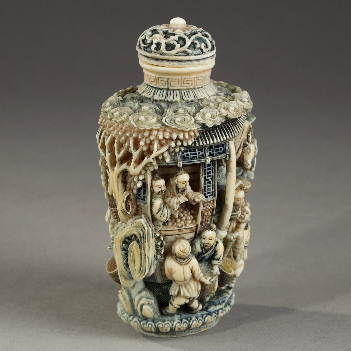 Snuff Bottles : Ivory snuff bottle carved continuously and in high relief with a decoration illustrating the rice harvest - Stopper  in suite - China 19th century
CITES Certificate FR 2409513417K


