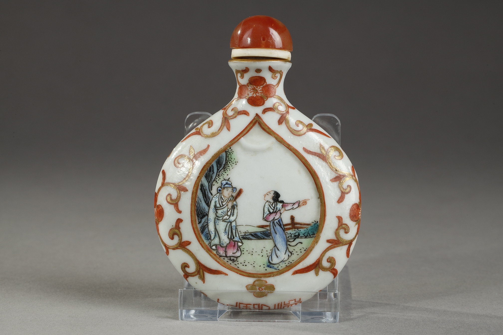 Snuff Bottles : Chinese purse-shaped  polychrome porcelain snuff bottle decorated with figures - Mark period Qianlong 1736/1795