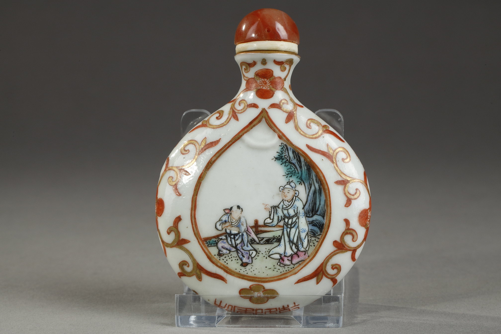 Snuff Bottles : Chinese purse-shaped  polychrome porcelain snuff bottle decorated with figures - Mark period Qianlong 1736/1795