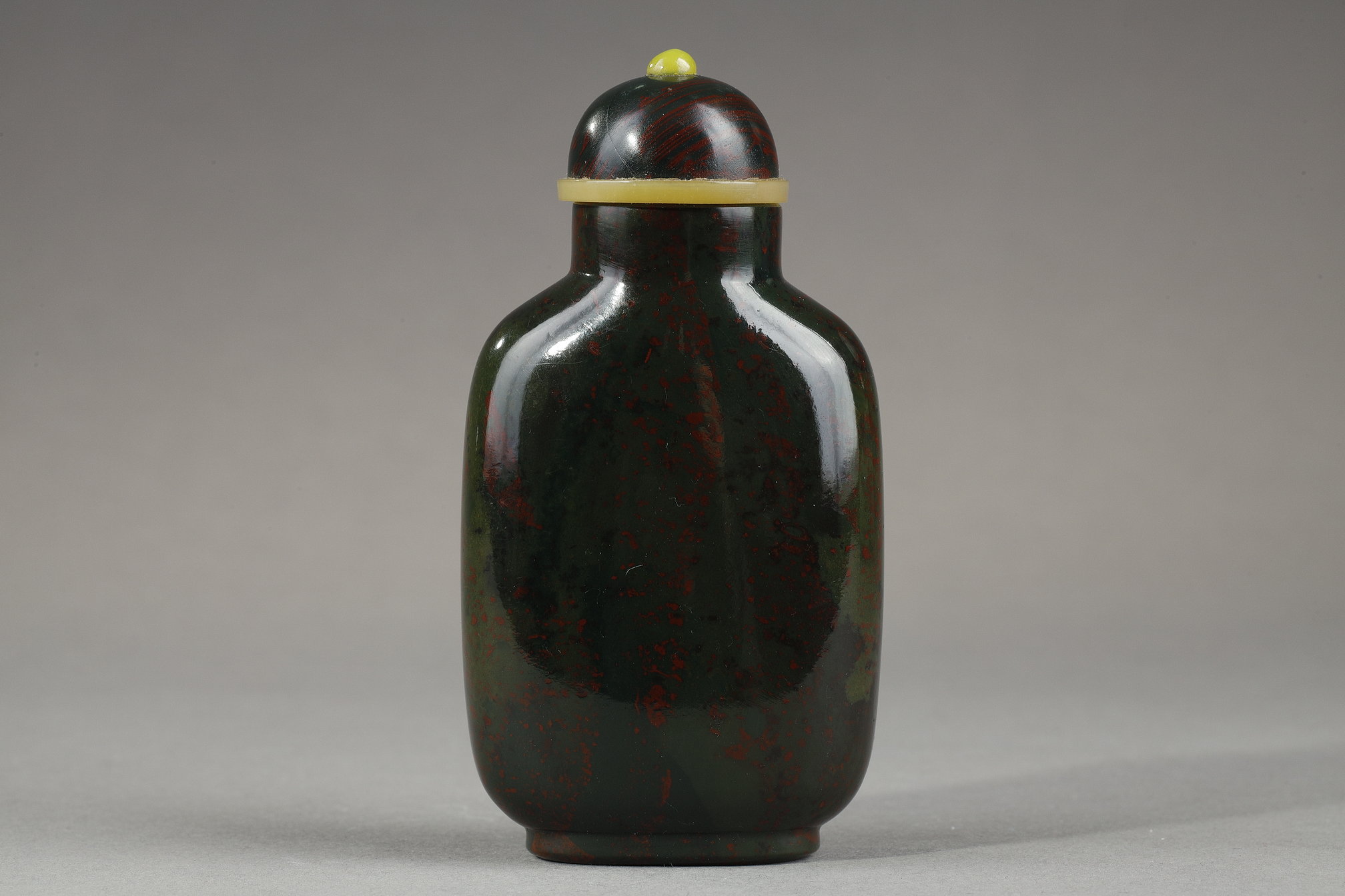 Snuff Bottles : Chinesez green and red jasper snuff bottle - Circa 1740/1870

H 6,5cm