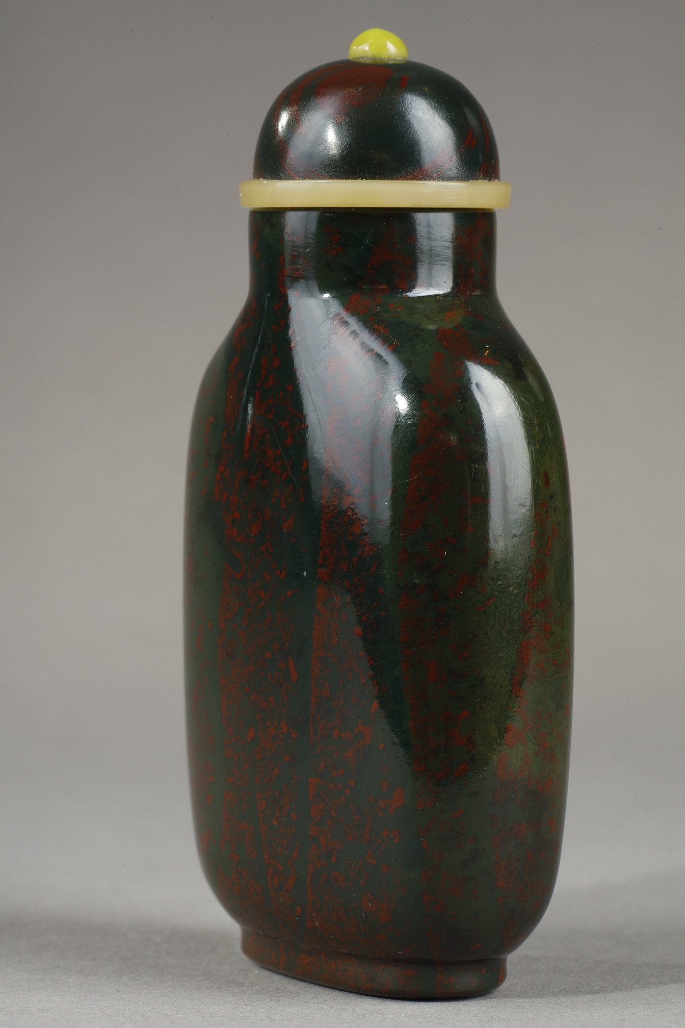 Snuff Bottles : Chinesez green and red jasper snuff bottle - Circa 1740/1870

H 6,5cm