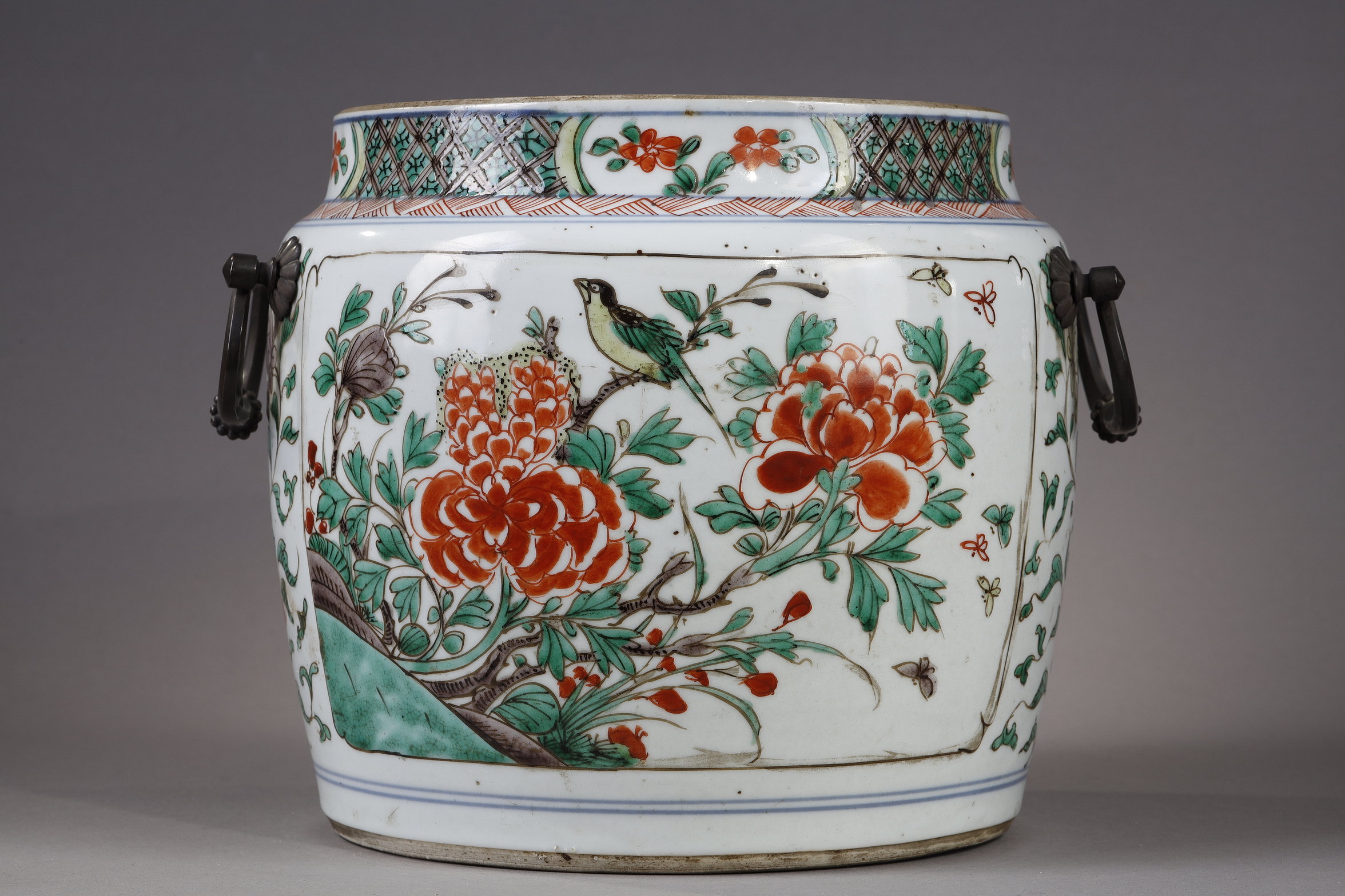 Polychrome : Famille Verte porcelain covered pot - Kangxi period 1662/1722
Occidental bronze mount 18th century