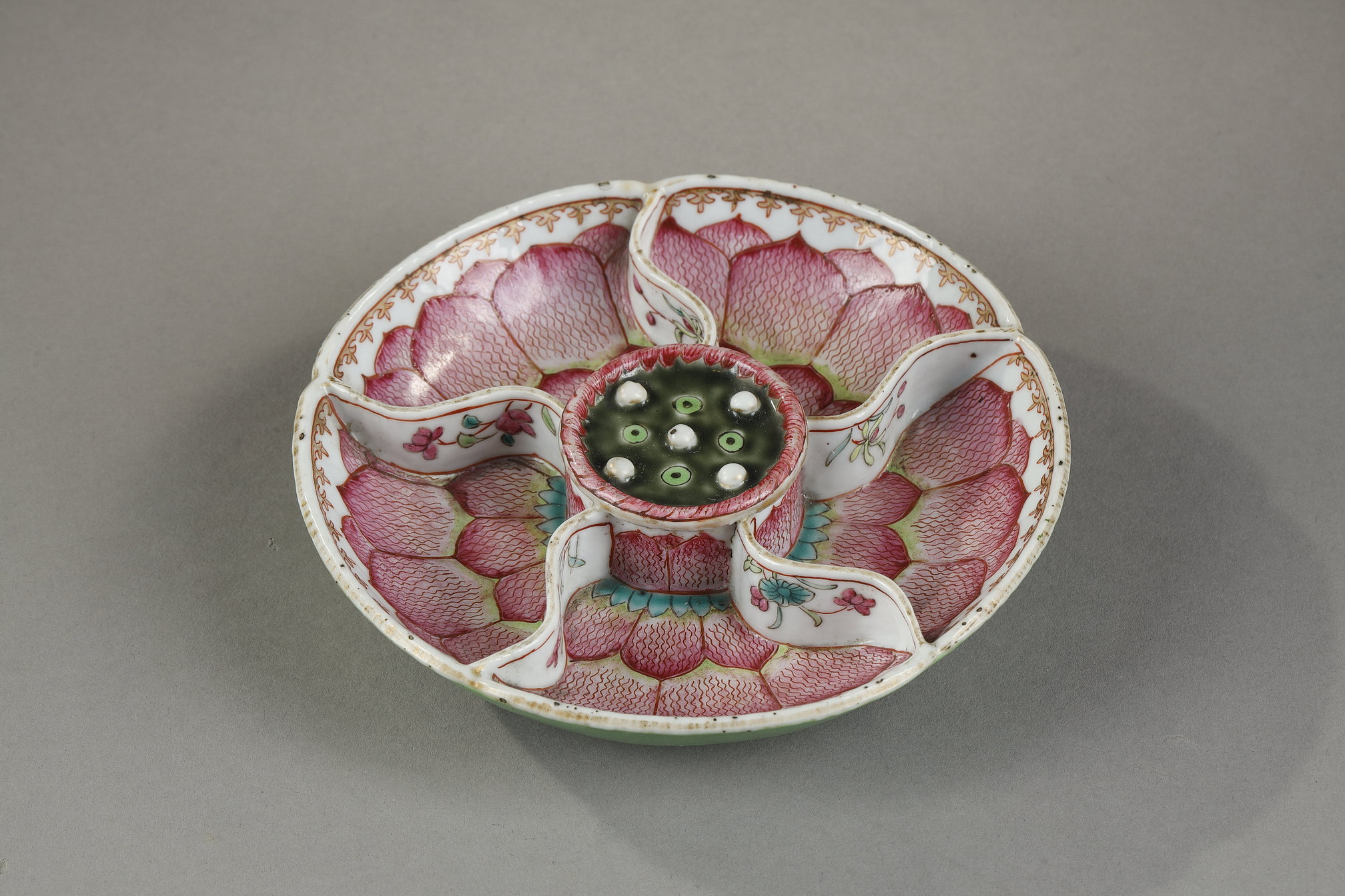 Polychrome : Chinese export "famille rose"  porcelain candy bowl adorned .with a lotus flower and with spearhead decoration in the rim - China Qianlong period about 1790      Diam 14cm