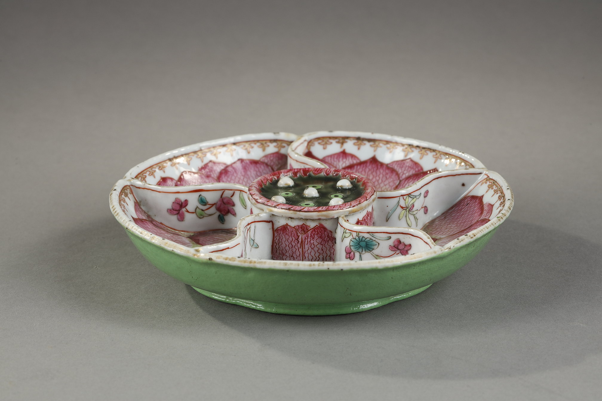Polychrome : Chinese export "famille rose"  porcelain candy bowl adorned .with a lotus flower and with spearhead decoration in the rim - China Qianlong period about 1790      Diam 14cm