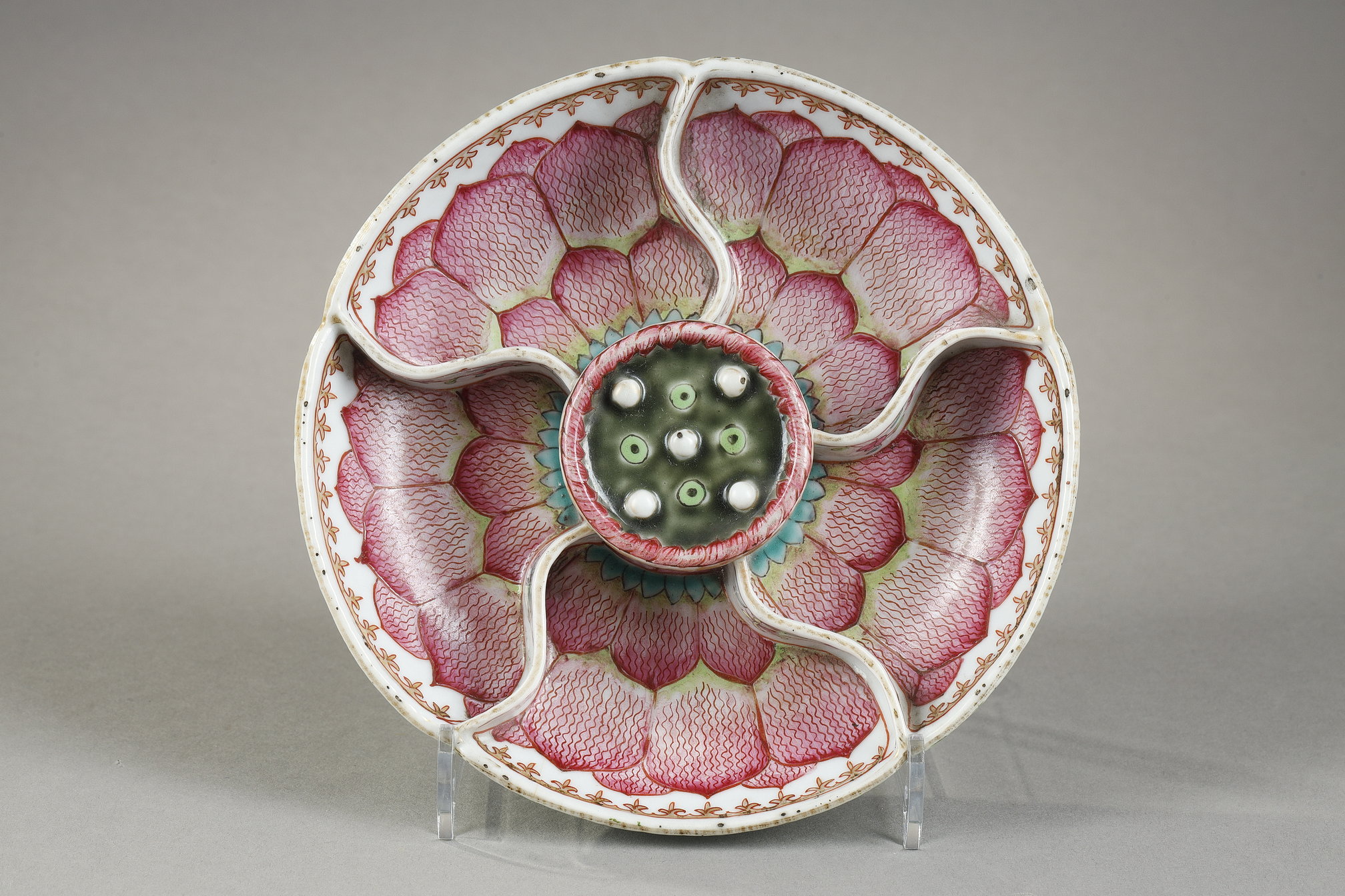 Polychrome : Chinese export "famille rose"  porcelain candy bowl adorned .with a lotus flower and with spearhead decoration in the rim - China Qianlong period about 1790      Diam 14cm
