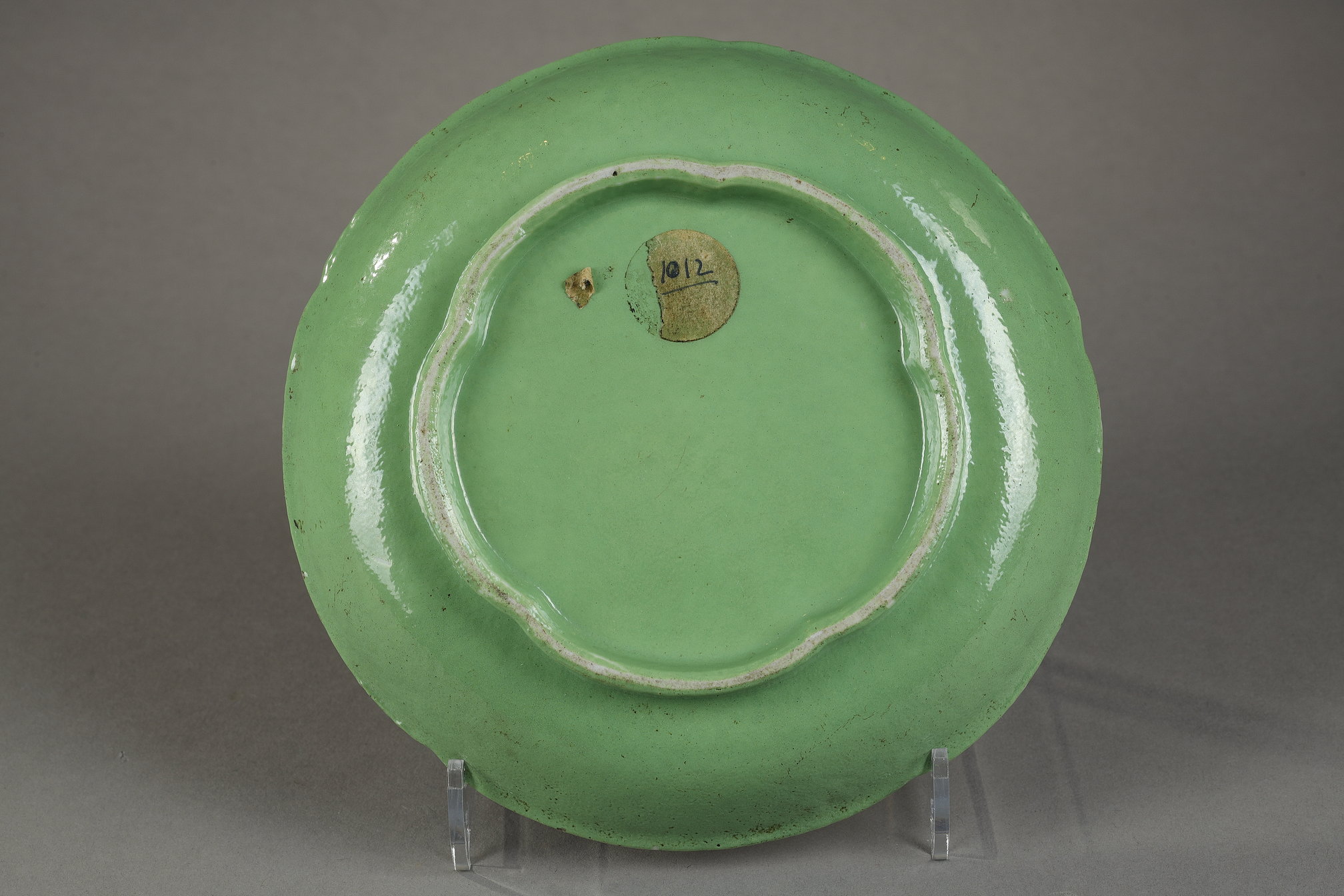 Polychrome : Chinese export "famille rose"  porcelain candy bowl adorned .with a lotus flower and with spearhead decoration in the rim - China Qianlong period about 1790      Diam 14cm