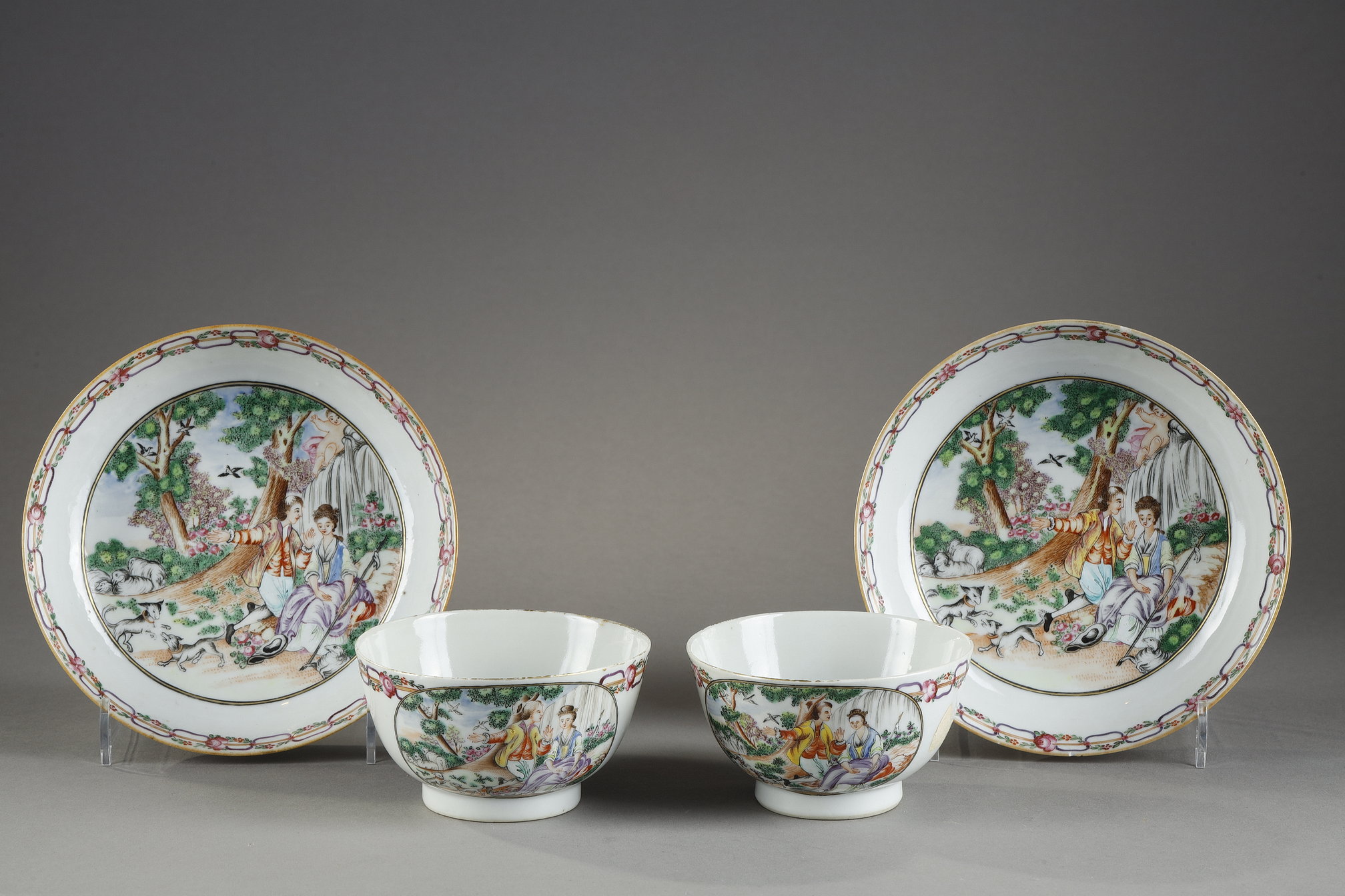 Polychrome : Chine "Famille Rose" porcelain pair of bowls and saucers adorned with " les plaisirs du printemps" from an engraving  of Moreau le jeune  circa 1780
diam bowl 8,5cm   saucer 13,5cm