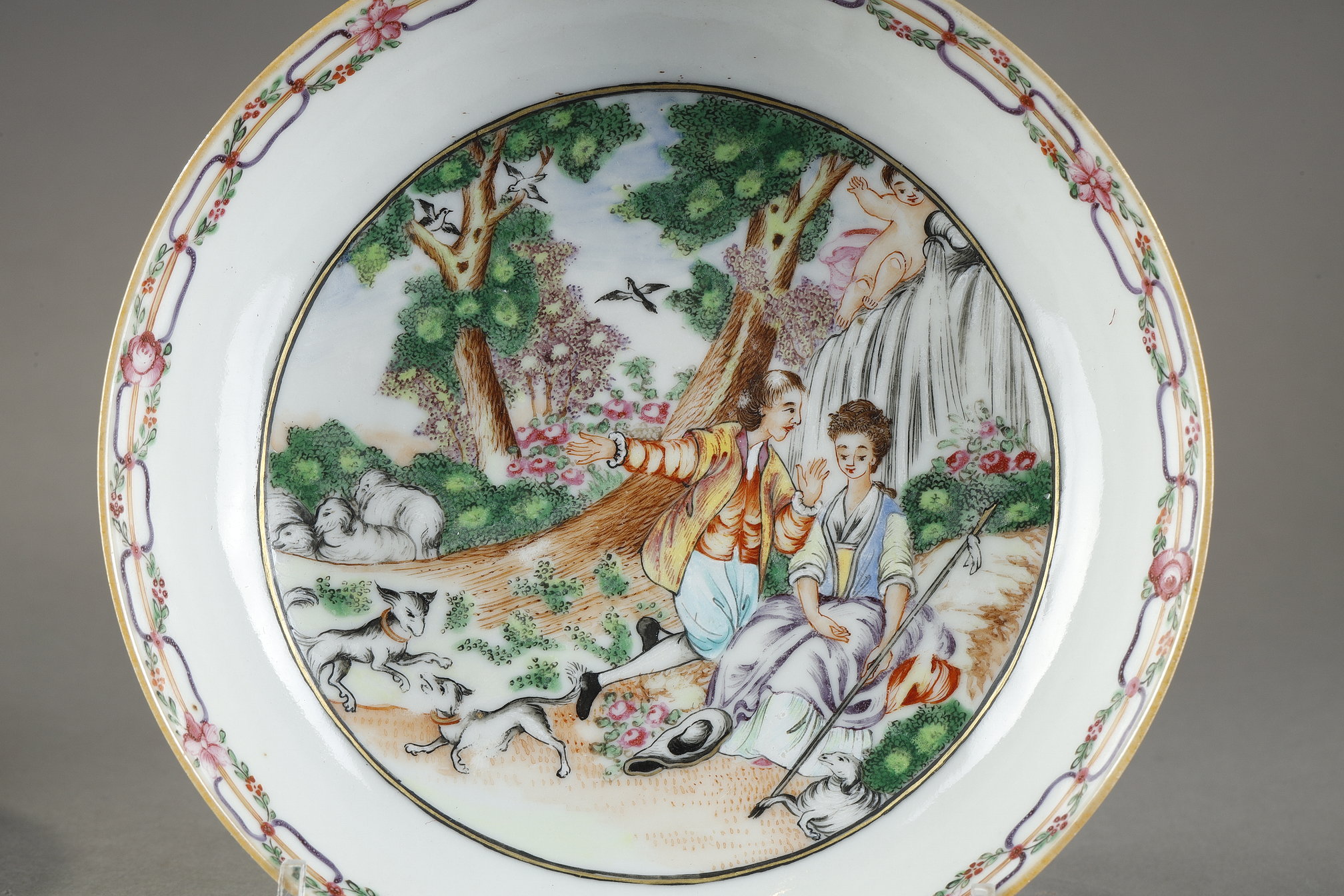 Polychrome : Chine "Famille Rose" porcelain pair of bowls and saucers adorned with " les plaisirs du printemps" from an engraving  of Moreau le jeune  circa 1780
diam bowl 8,5cm   saucer 13,5cm