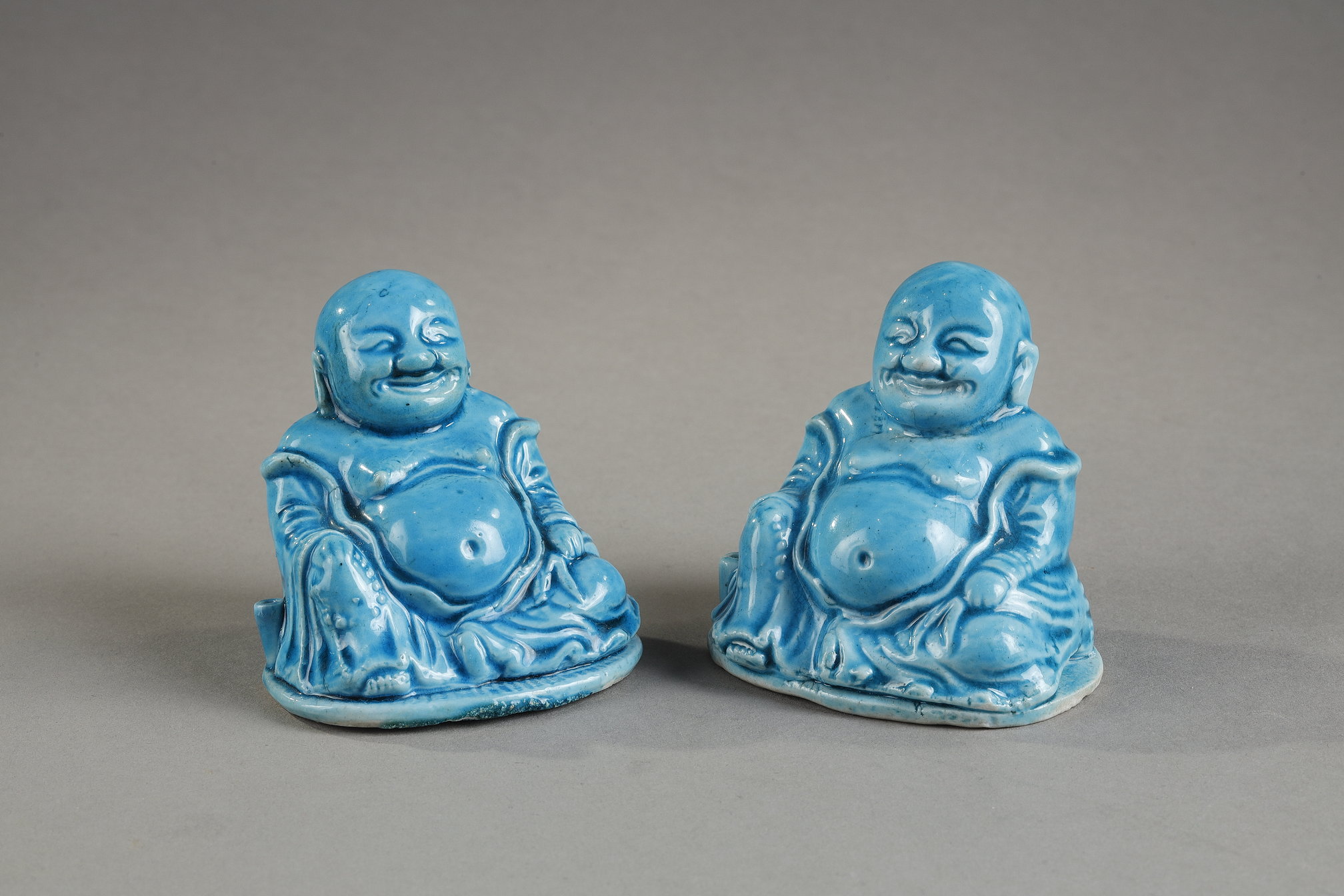 Blue White : Chinese turquoise biscuit pair of Budaisor laughing buddhas forming incense stick holder -
Kangxi period 1662/1722  
H 7,5cm