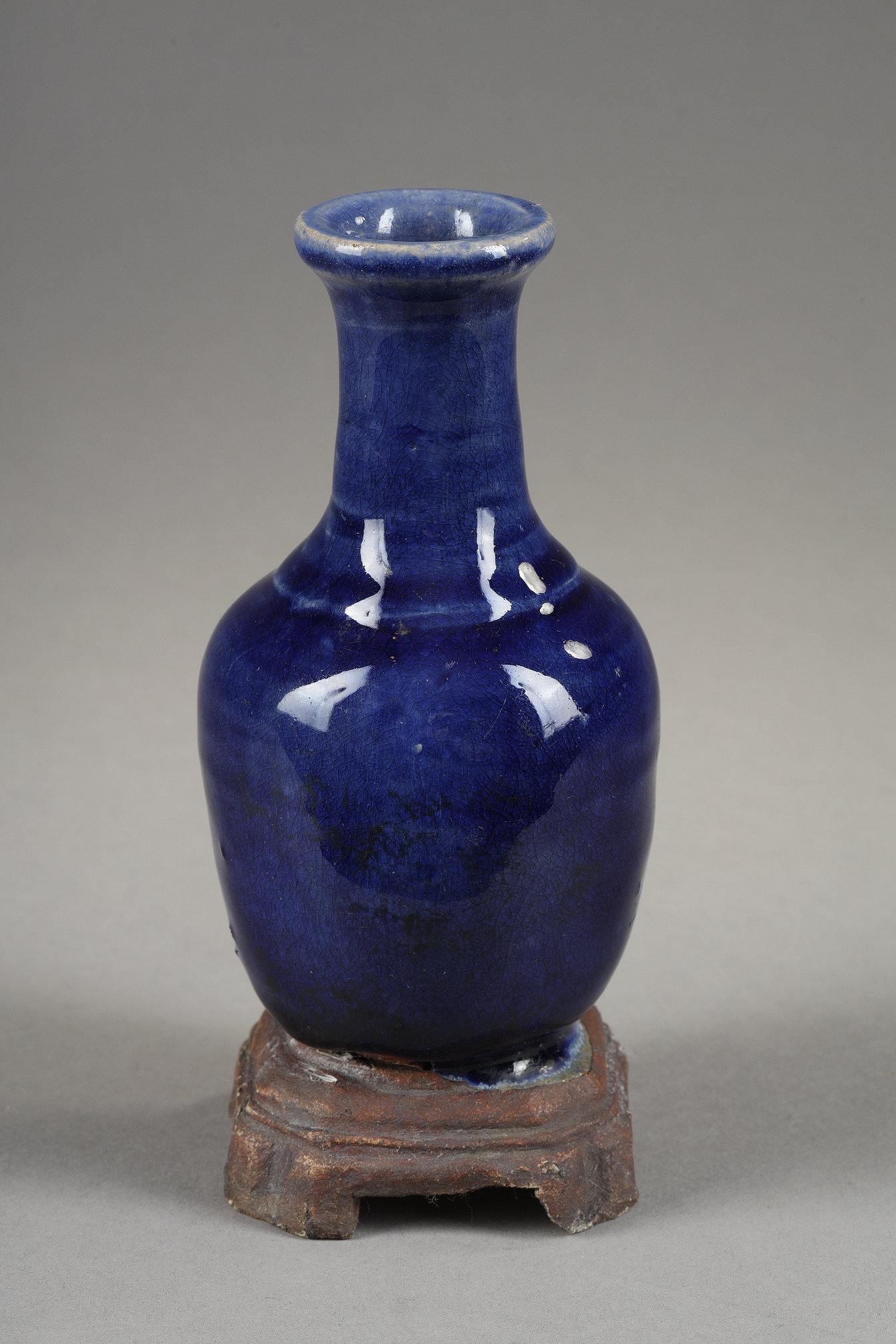 Blue White : vase bottle in blue monochrome porcelain with its integrated base in ceramic imitating wood or metal 
China  18th century
H 15cm