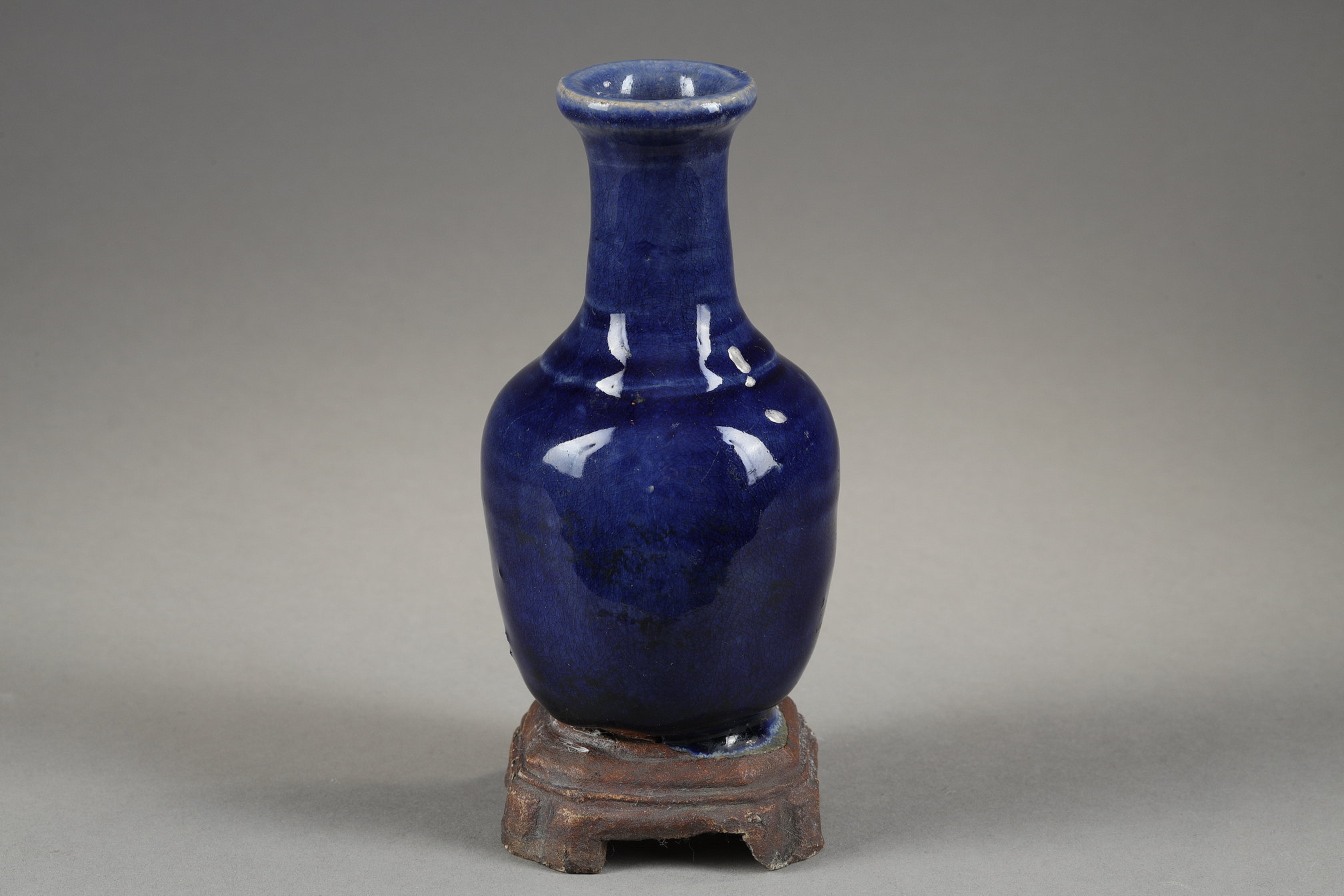 Blue White : vase bottle in blue monochrome porcelain with its integrated base in ceramic imitating wood or metal 
China  18th century
H 15cm