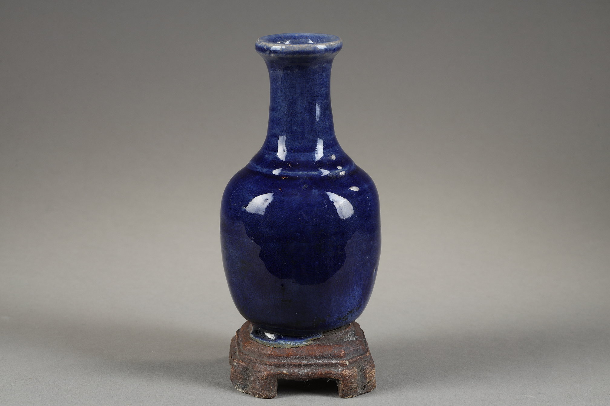 Blue White : vase bottle in blue monochrome porcelain with its integrated base in ceramic imitating wood or metal 
China  18th century
H 15cm