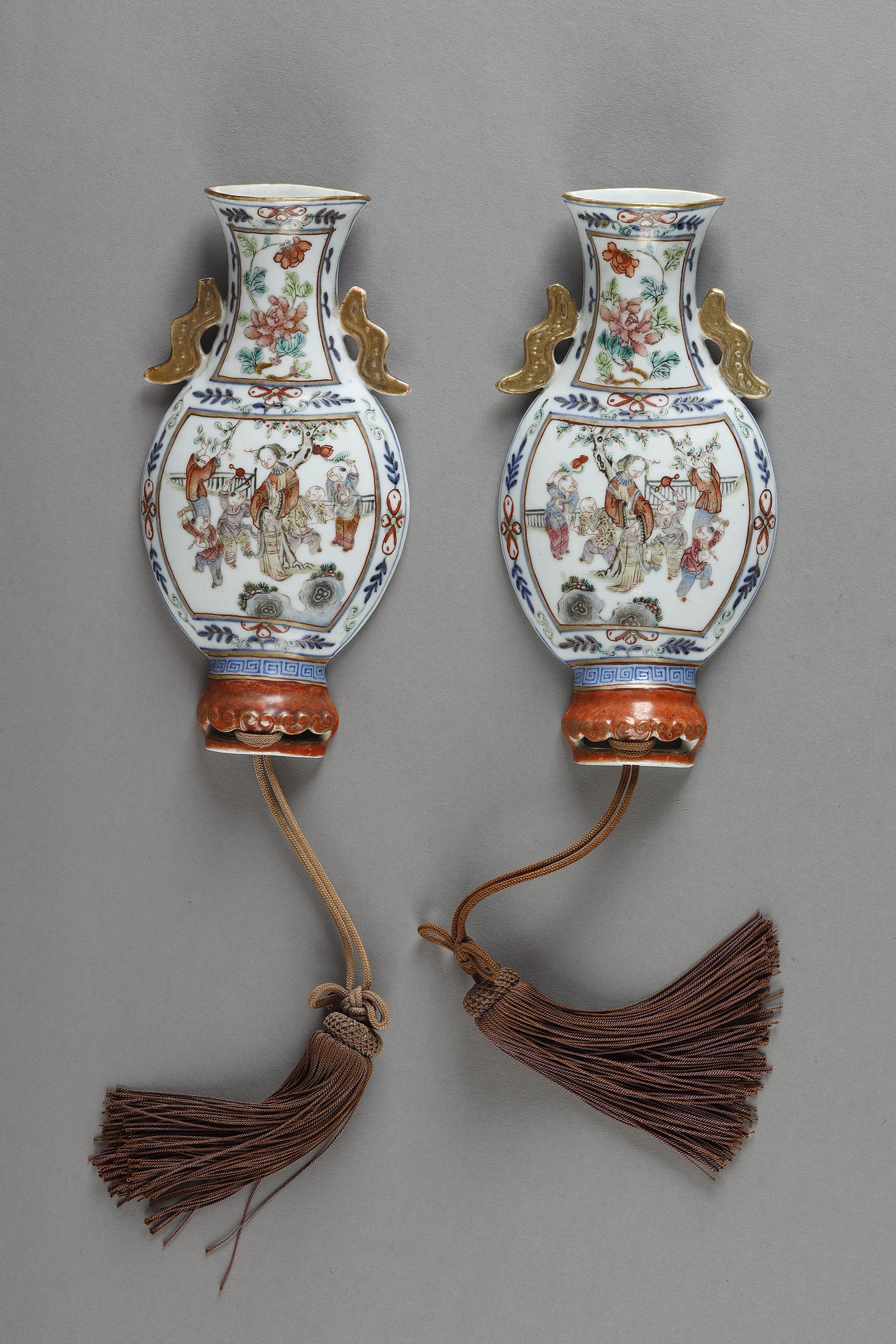 Polychrome : Chinese porcelain pair of baluster-shaped palace wall vases -
China Jiaqing period 1796/1820
H 20cm