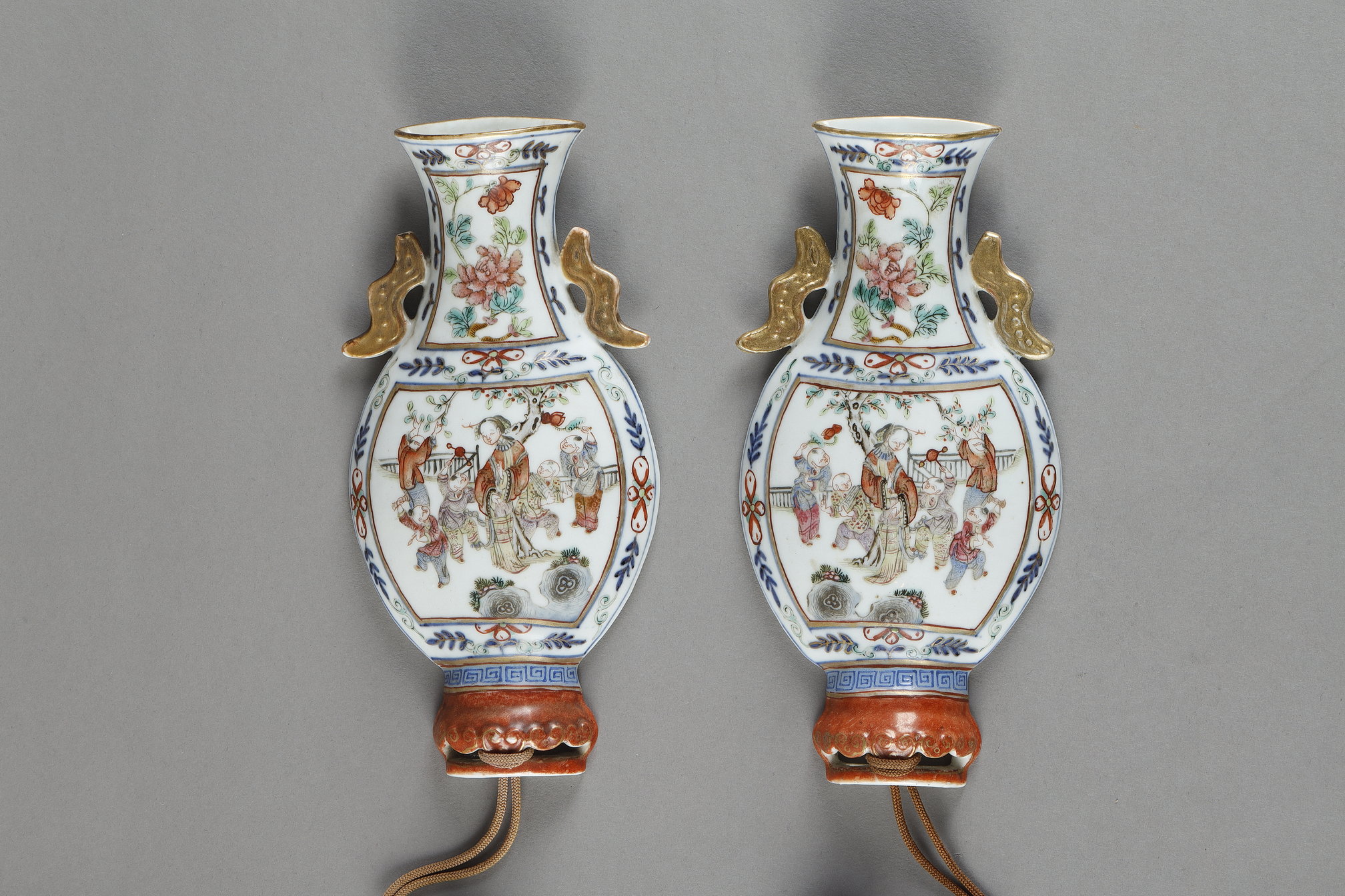 Polychrome : Chinese porcelain pair of baluster-shaped palace wall vases -
China Jiaqing period 1796/1820
H 20cm