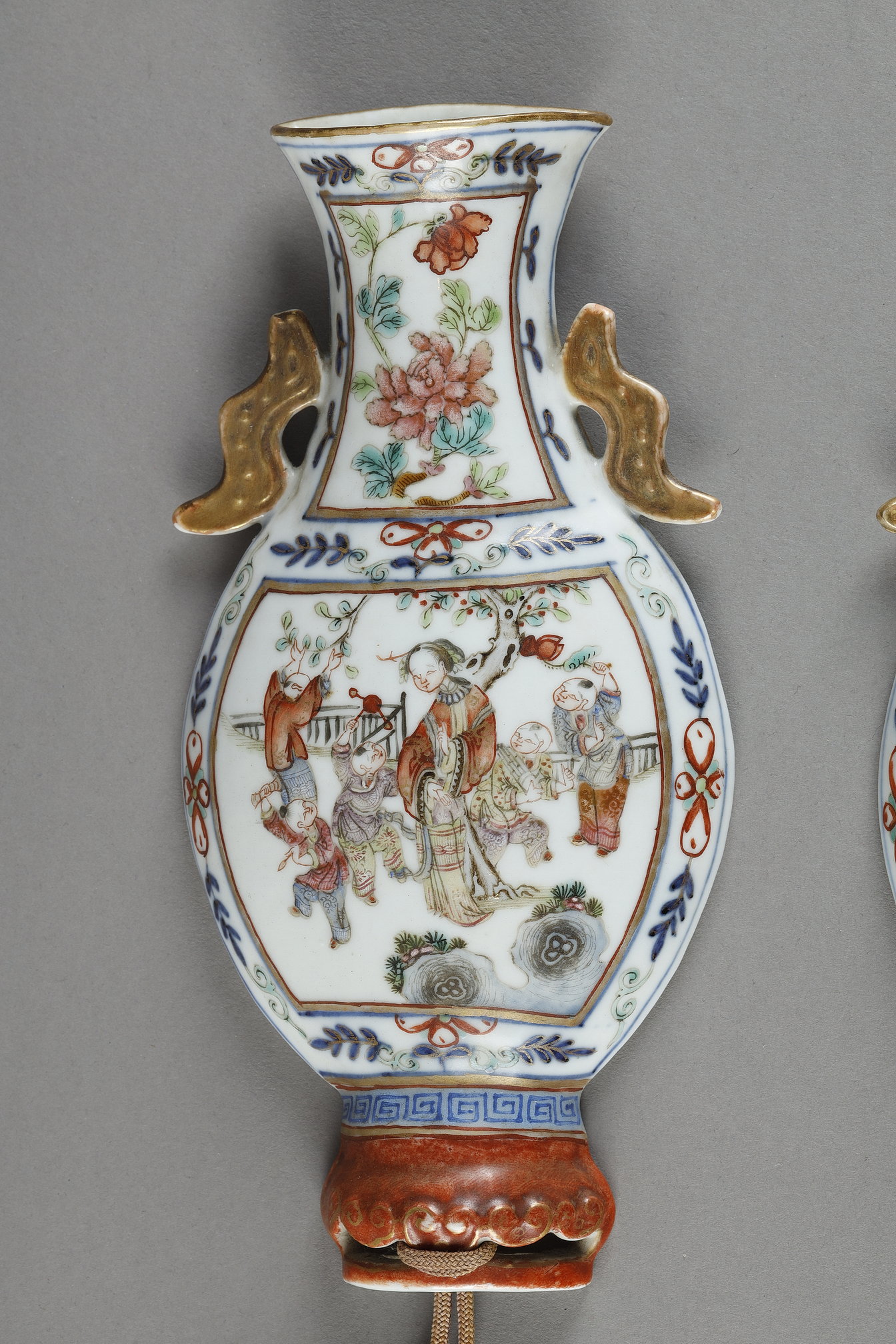 Polychrome : Chinese porcelain pair of baluster-shaped palace wall vases -
China Jiaqing period 1796/1820
H 20cm