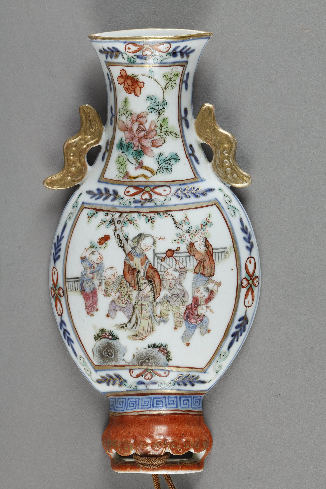 Polychrome : Chinese porcelain pair of baluster-shaped palace wall vases -
China Jiaqing period 1796/1820
H 20cm