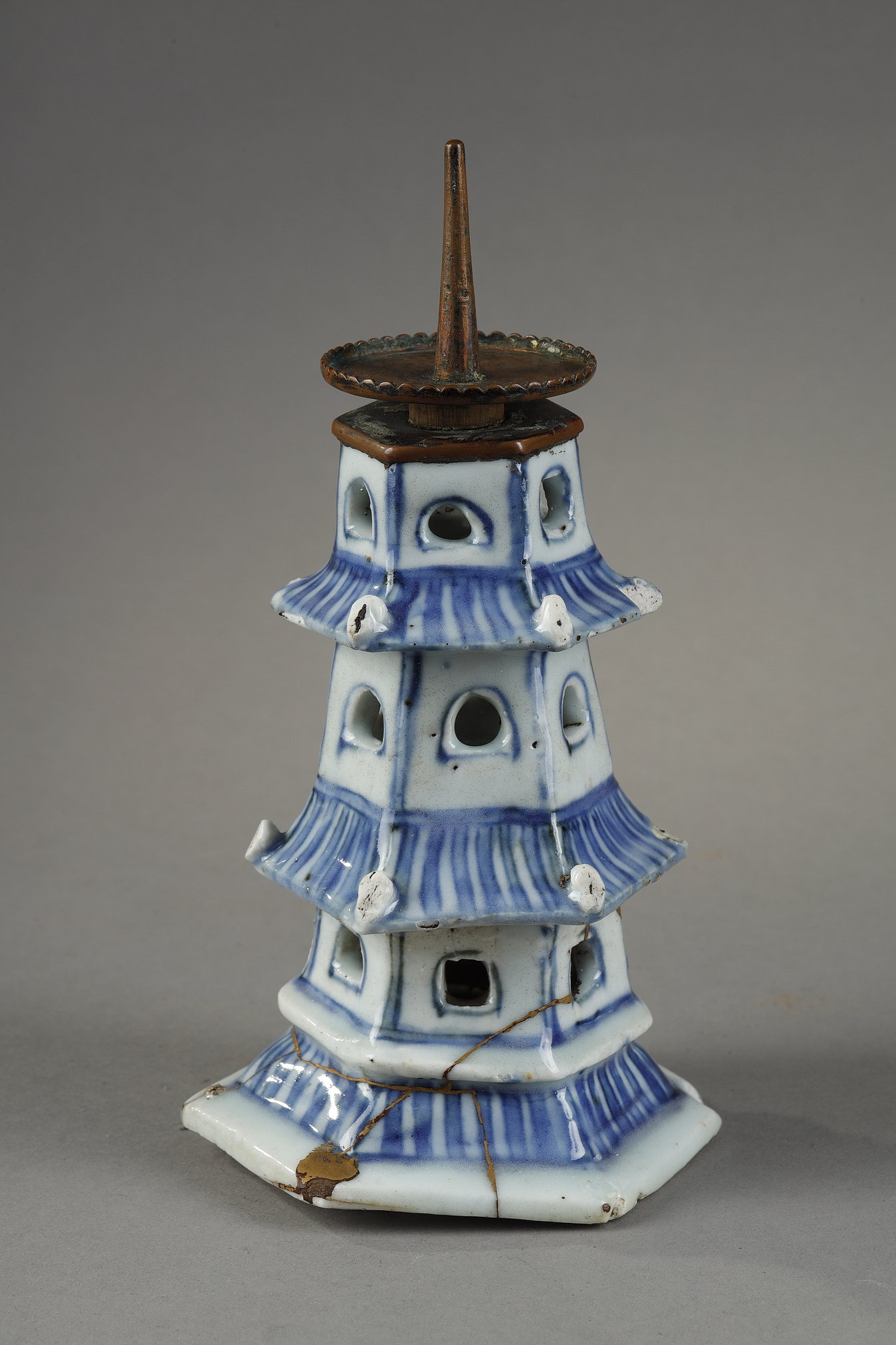 Blue White :    OBJECT JANUARY 2026 BLUE WHITE PORCELAIN - A PAGODA IN CHINA AROUND 1600                                    Rare "blue white" porcelain in the form of a pagoda surmounted by a copper spike for candle. originally a perfume burner . the lower part has been restored using the technique of Kintsugi mixture of lacquer and gold powder -  China late of the Ming dynasty  (1600/1630)   Old Japanese wooden box .