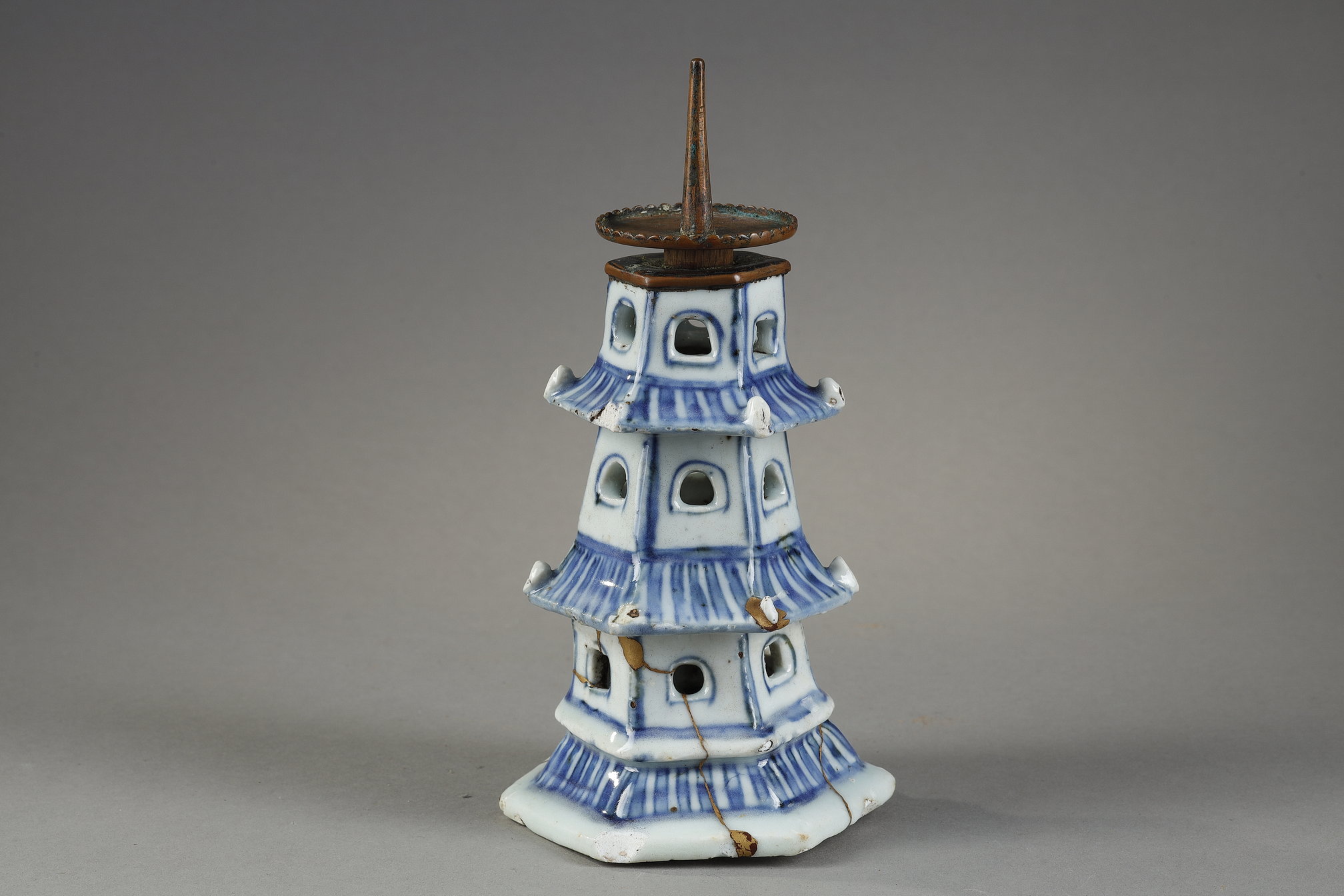 Blue White :    OBJECT JANUARY 2026 BLUE WHITE PORCELAIN - A PAGODA IN CHINA AROUND 1600                                    Rare "blue white" porcelain in the form of a pagoda surmounted by a copper spike for candle. originally a perfume burner . the lower part has been restored using the technique of Kintsugi mixture of lacquer and gold powder -  China late of the Ming dynasty  (1600/1630)   Old Japanese wooden box .