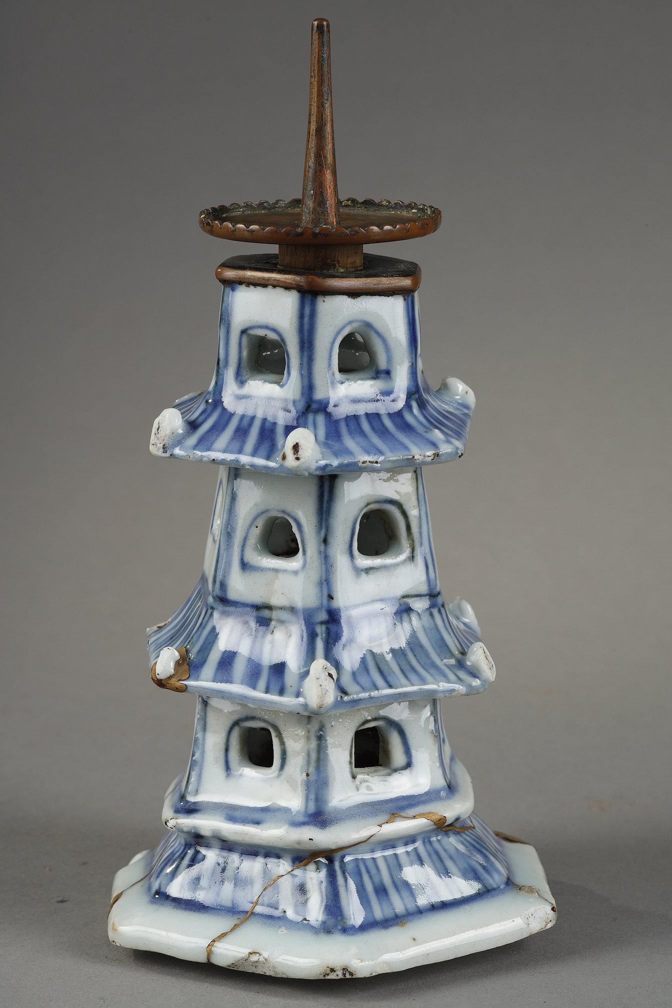 Blue White :    OBJECT JANUARY 2026 BLUE WHITE PORCELAIN - A PAGODA IN CHINA AROUND 1600                                    Rare "blue white" porcelain in the form of a pagoda surmounted by a copper spike for candle. originally a perfume burner . the lower part has been restored using the technique of Kintsugi mixture of lacquer and gold powder -  China late of the Ming dynasty  (1600/1630)   Old Japanese wooden box .