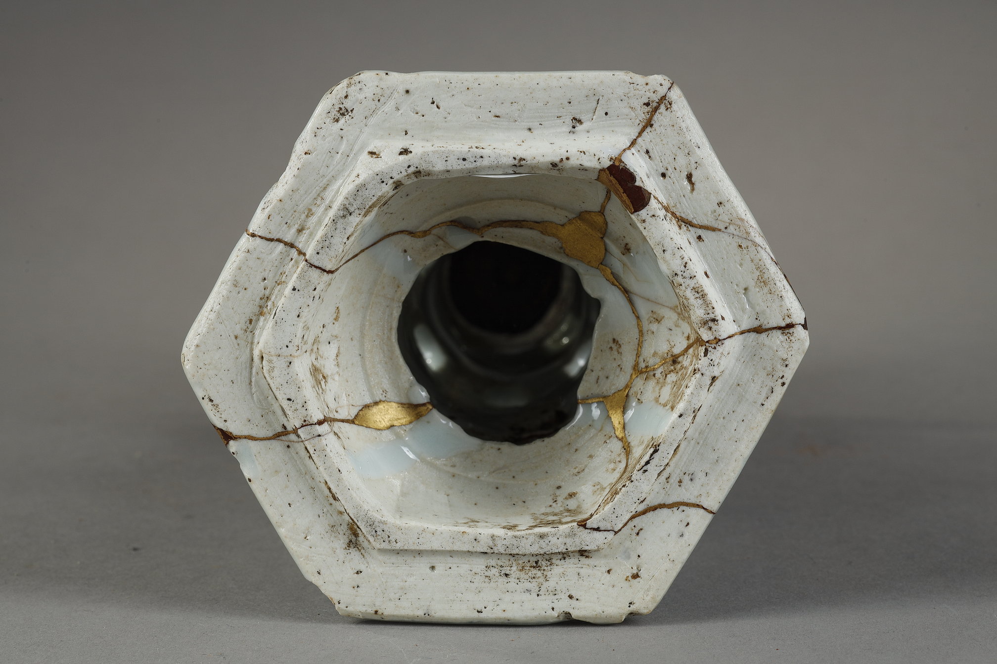 Blue White :    OBJECT JANUARY 2026 BLUE WHITE PORCELAIN - A PAGODA IN CHINA AROUND 1600                                    Rare "blue white" porcelain in the form of a pagoda surmounted by a copper spike for candle. originally a perfume burner . the lower part has been restored using the technique of Kintsugi mixture of lacquer and gold powder -  China late of the Ming dynasty  (1600/1630)   Old Japanese wooden box .