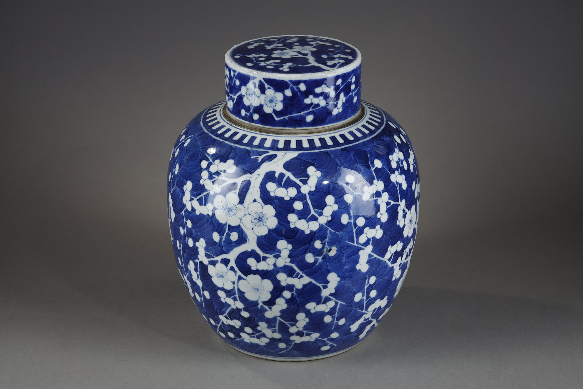 Blue White : porcelain ginger pot "blue white" with prunus branch decor on a background called "cracked ice" 
China Kangxi period 1662/1722