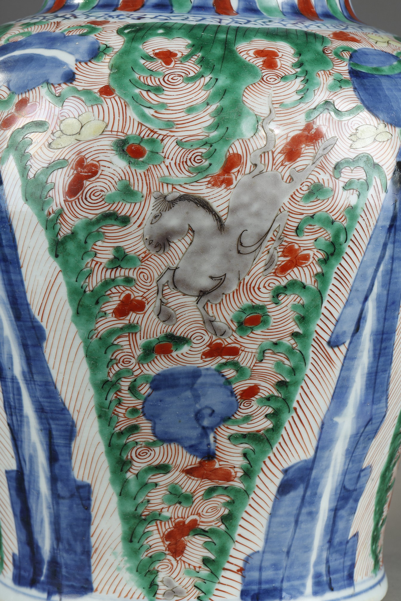 Polychrome : Wucai vase (5 colors)  with horses, waves, rocks and eight symbolic objects China epoque Shunzi
1644/1661