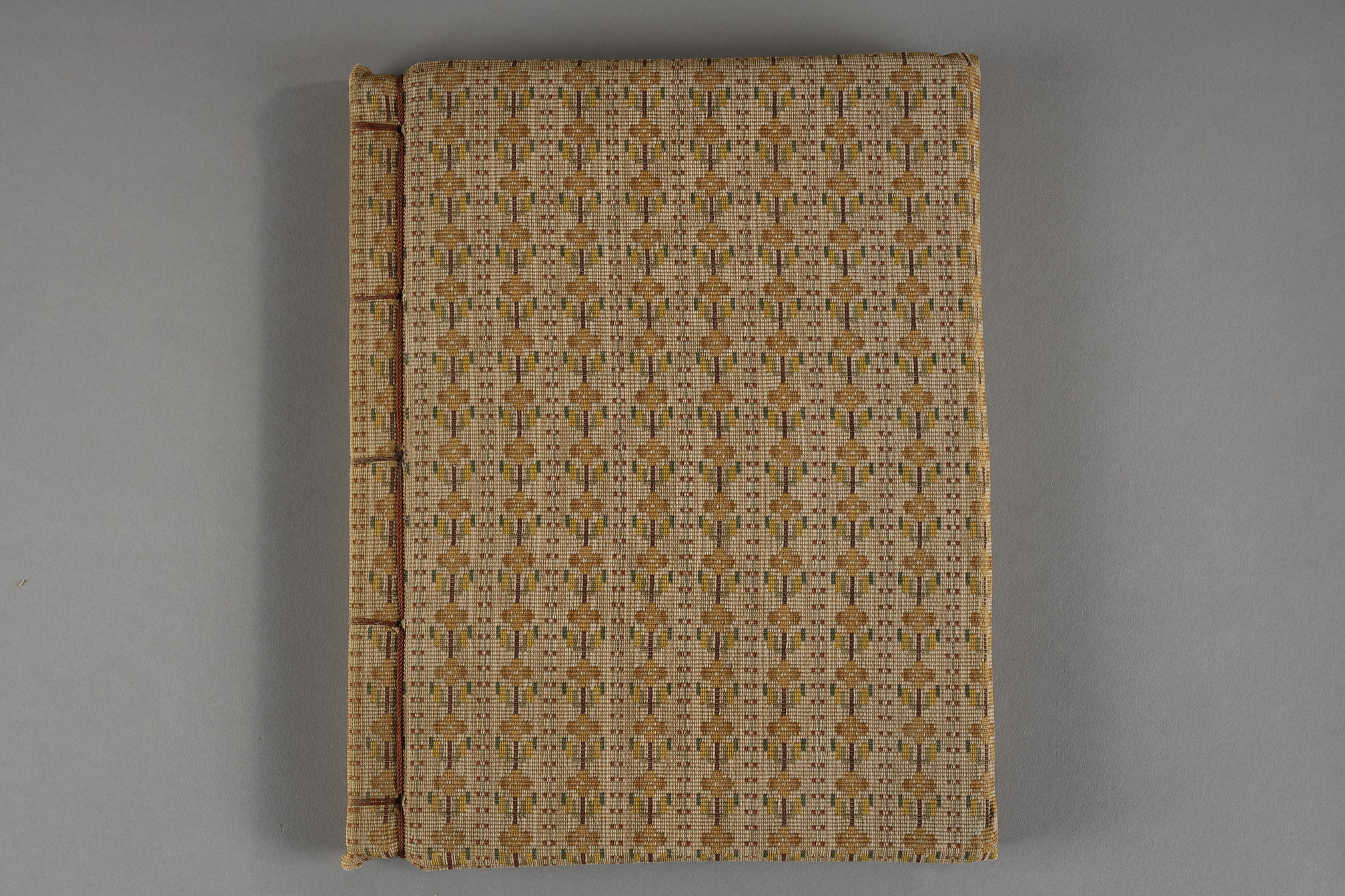 Works of Art : Very rare book with 83 colour illustrations and Chinese texts.
"Chinese porcelain par Hsiang P'ien . Annotated and translated by Stephen W Bushell Oxford 1908
dim 33x26x4cm