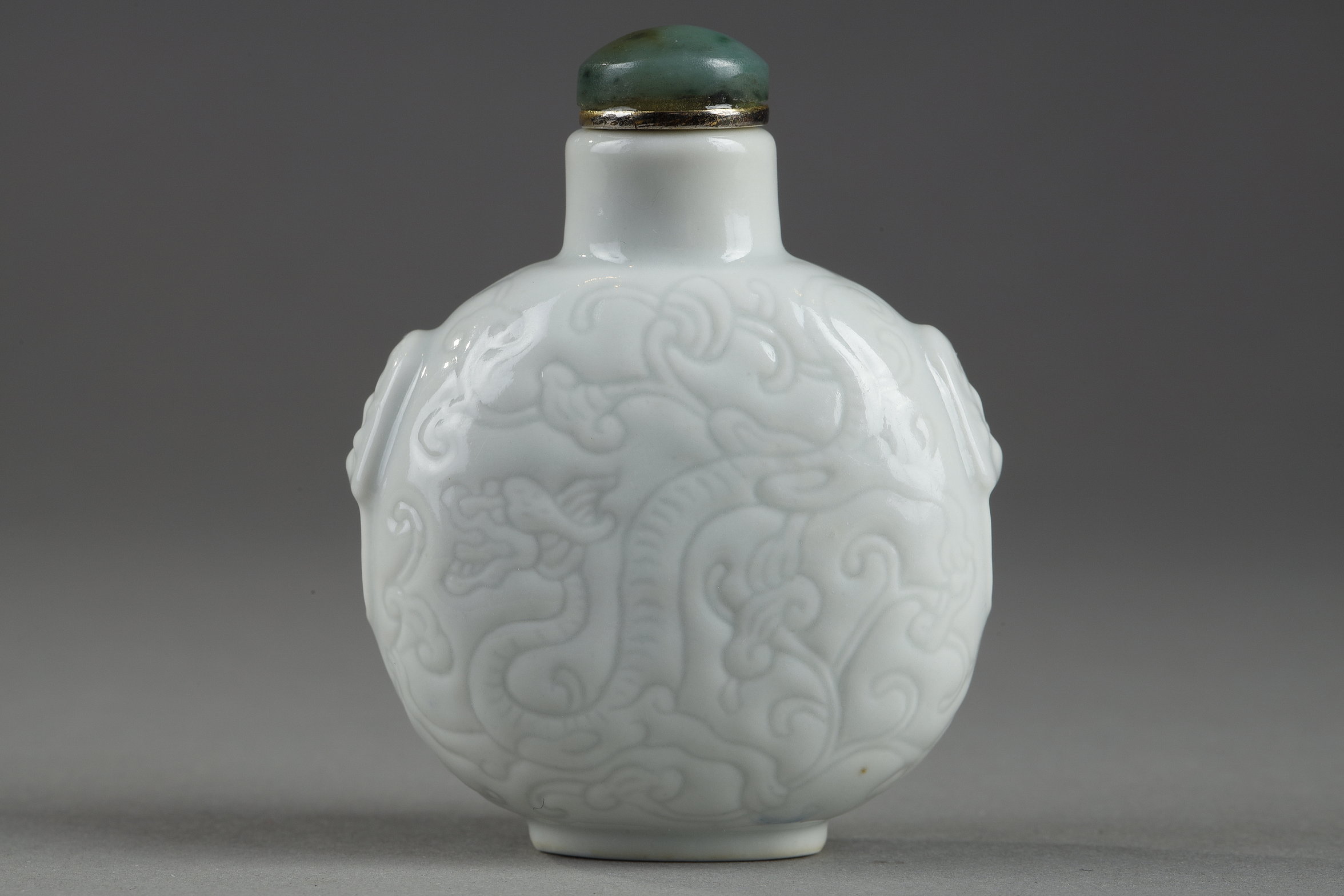 Snuff Bottles : rare white porcelain snuff bottle decorated with dragons "shi".
masks with shoulders -mark trinket jade- china probably imperial kilns 1770/1820 -