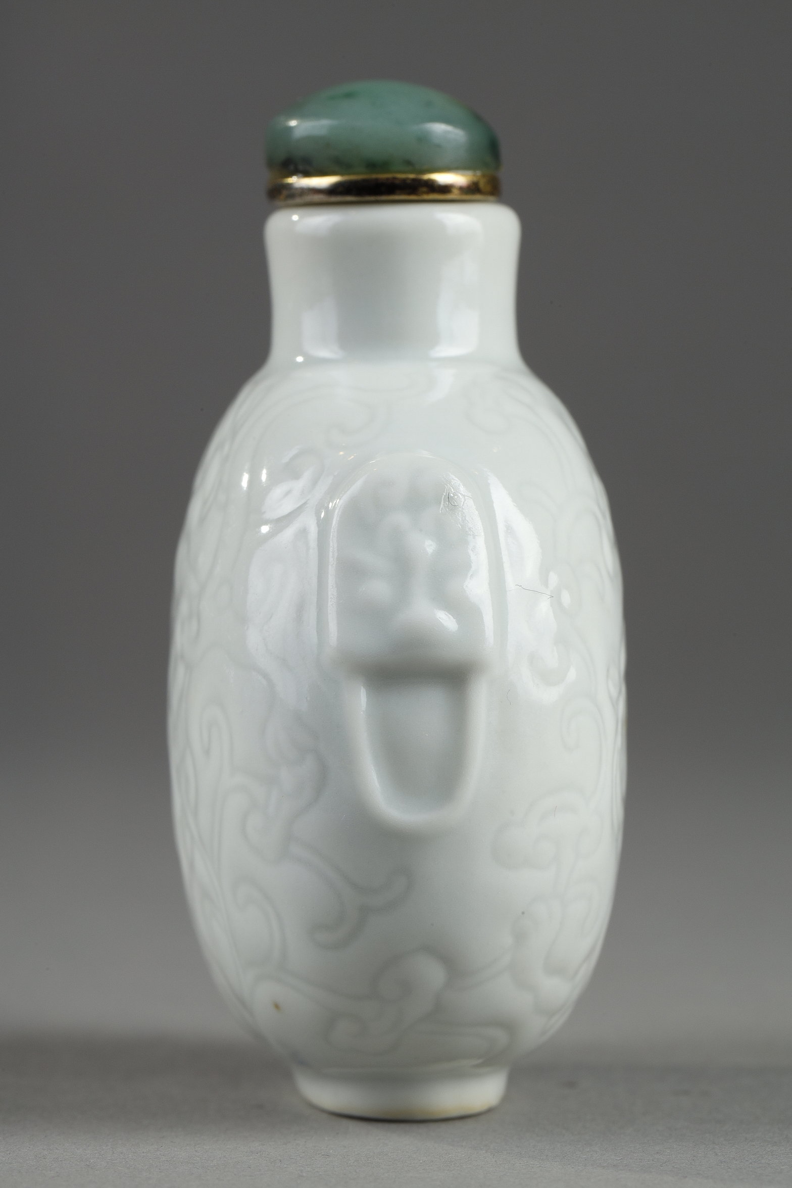 Snuff Bottles : rare white porcelain snuff bottle decorated with dragons "shi".
masks with shoulders -mark trinket jade- china probably imperial kilns 1770/1820 -