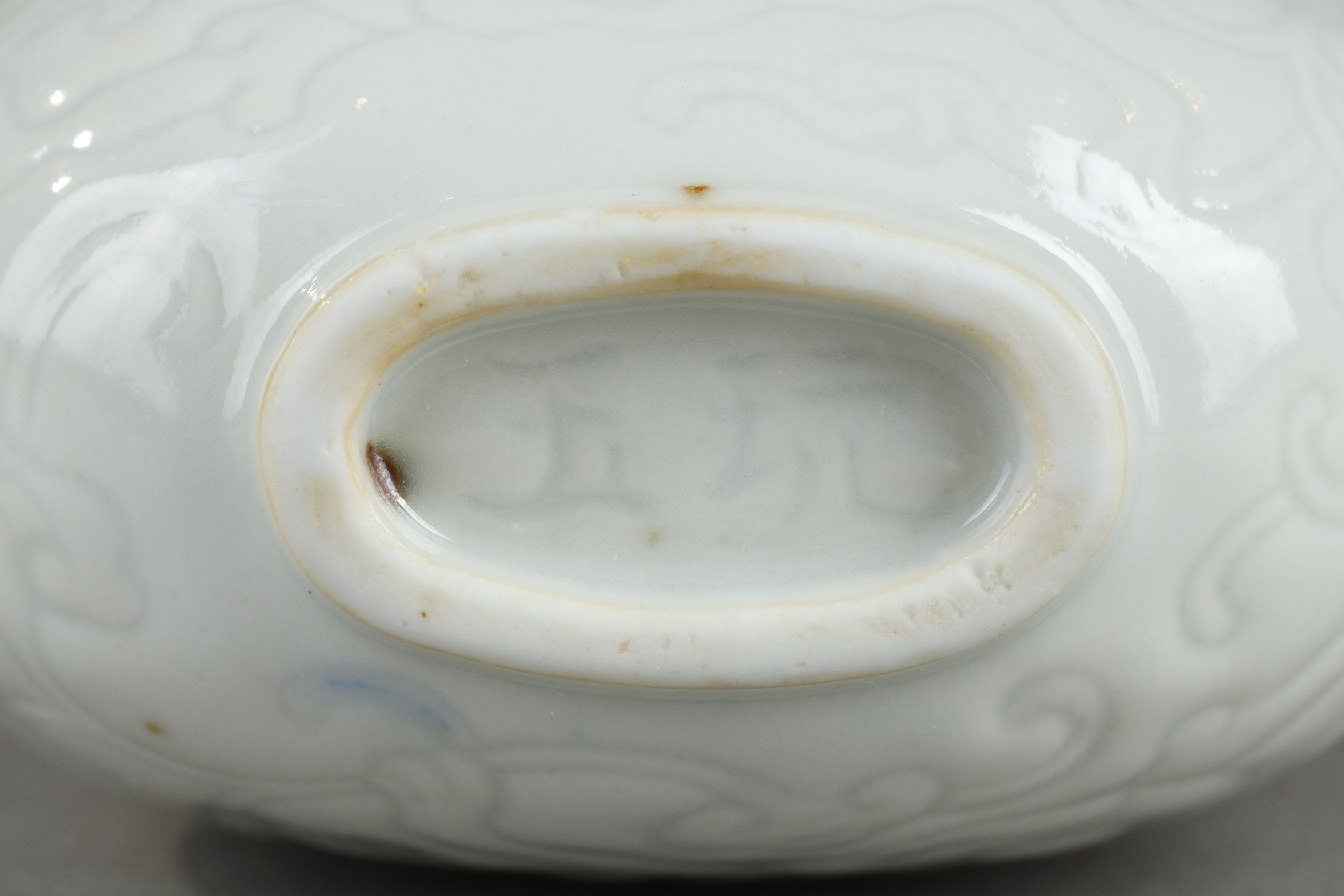 Snuff Bottles : rare white porcelain snuff bottle decorated with dragons "shi".
masks with shoulders -mark trinket jade- china probably imperial kilns 1770/1820 -