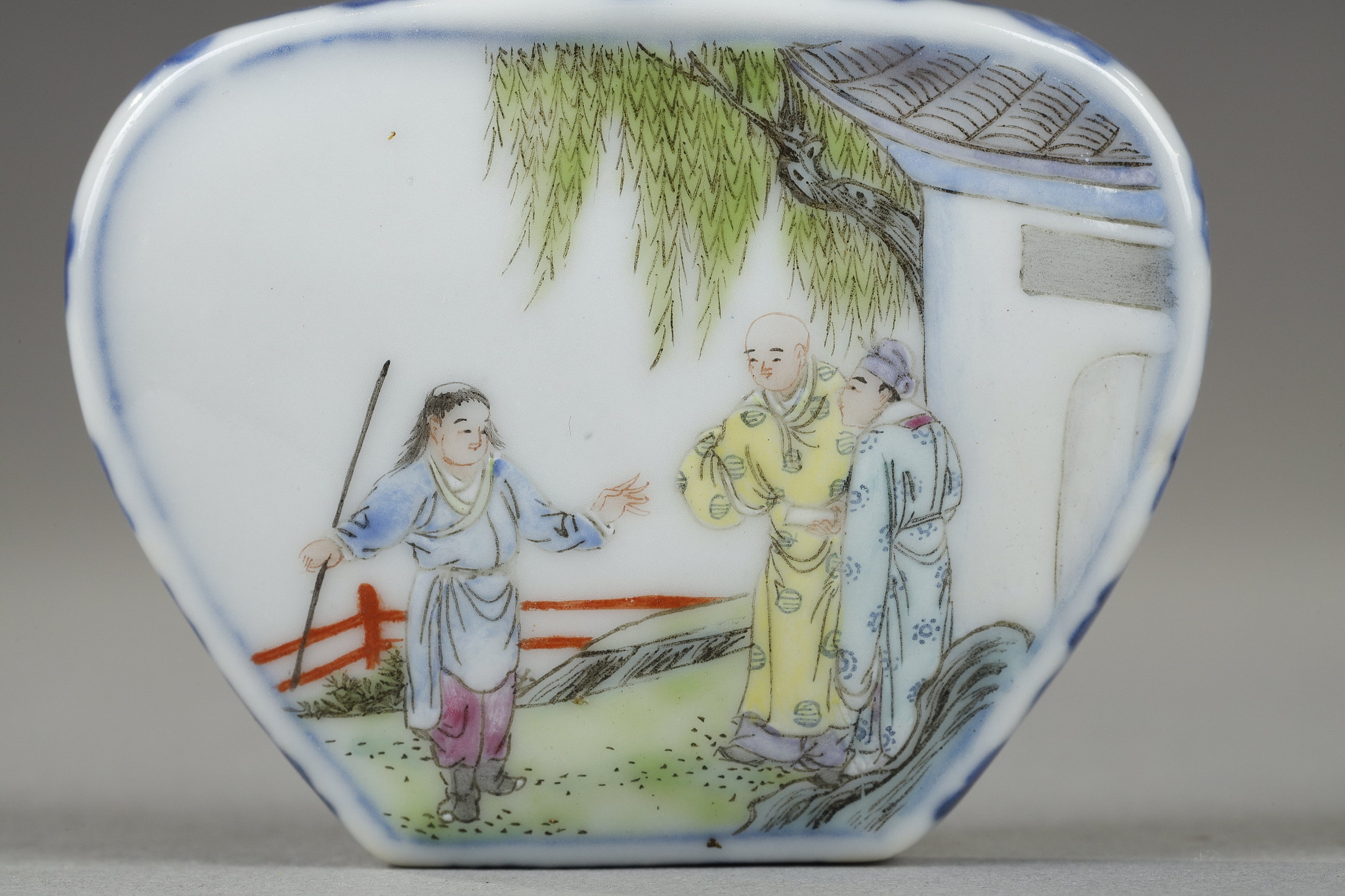 Snuff Bottles : Snuff bottle porcelain  ecusson shape  decorated with characters in landscapes - Marque qianlong China 1780/1850