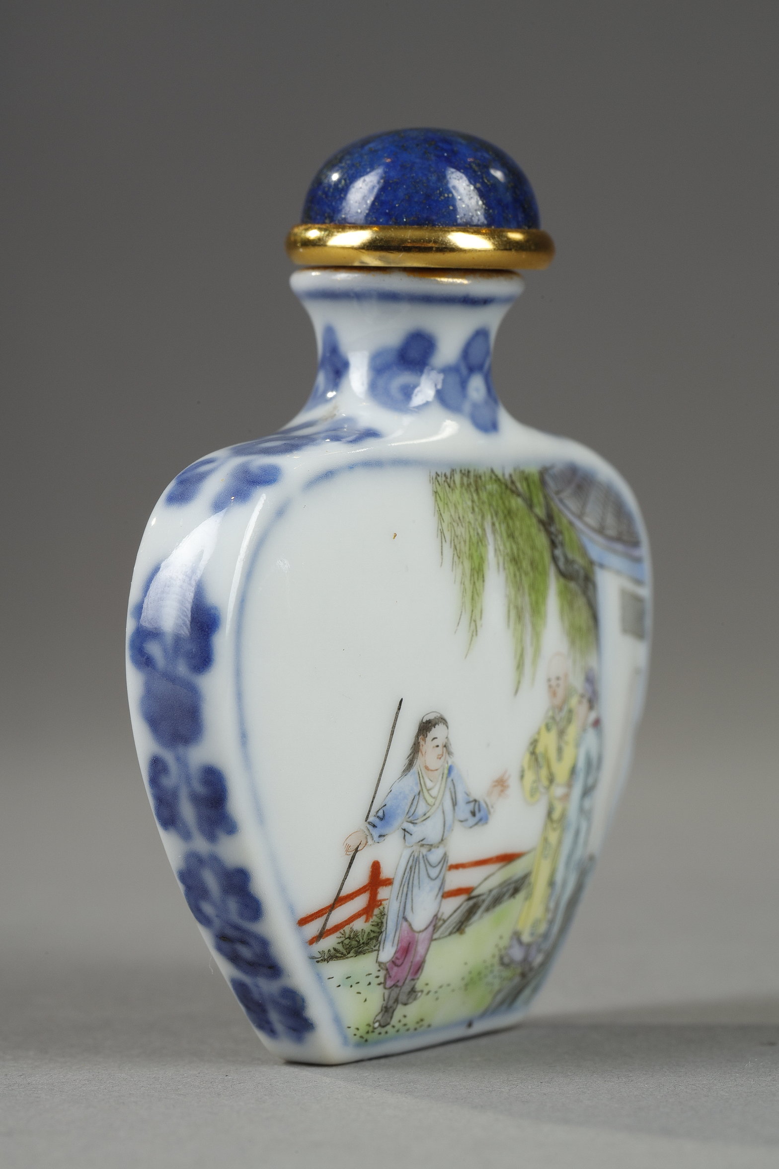 Snuff Bottles : Snuff bottle porcelain  ecusson shape  decorated with characters in landscapes - Marque qianlong China 1780/1850