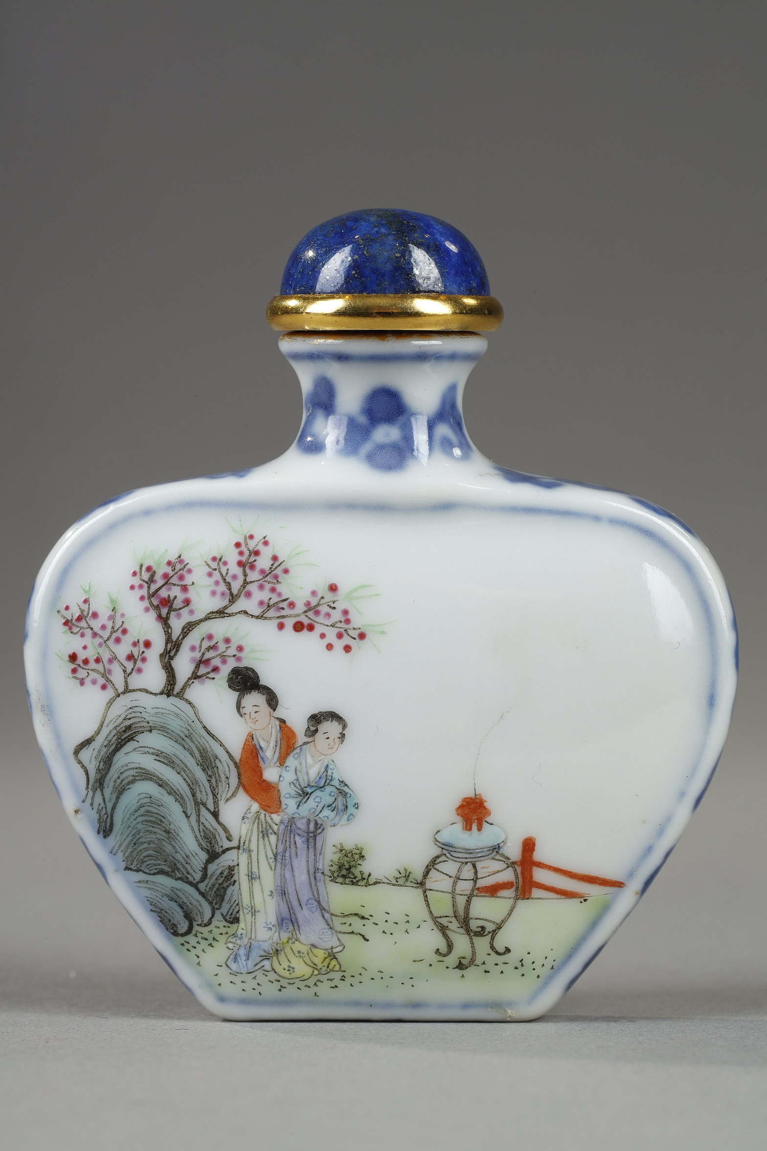 Snuff Bottles : Snuff bottle porcelain  ecusson shape  decorated with characters in landscapes - Marque qianlong China 1780/1850