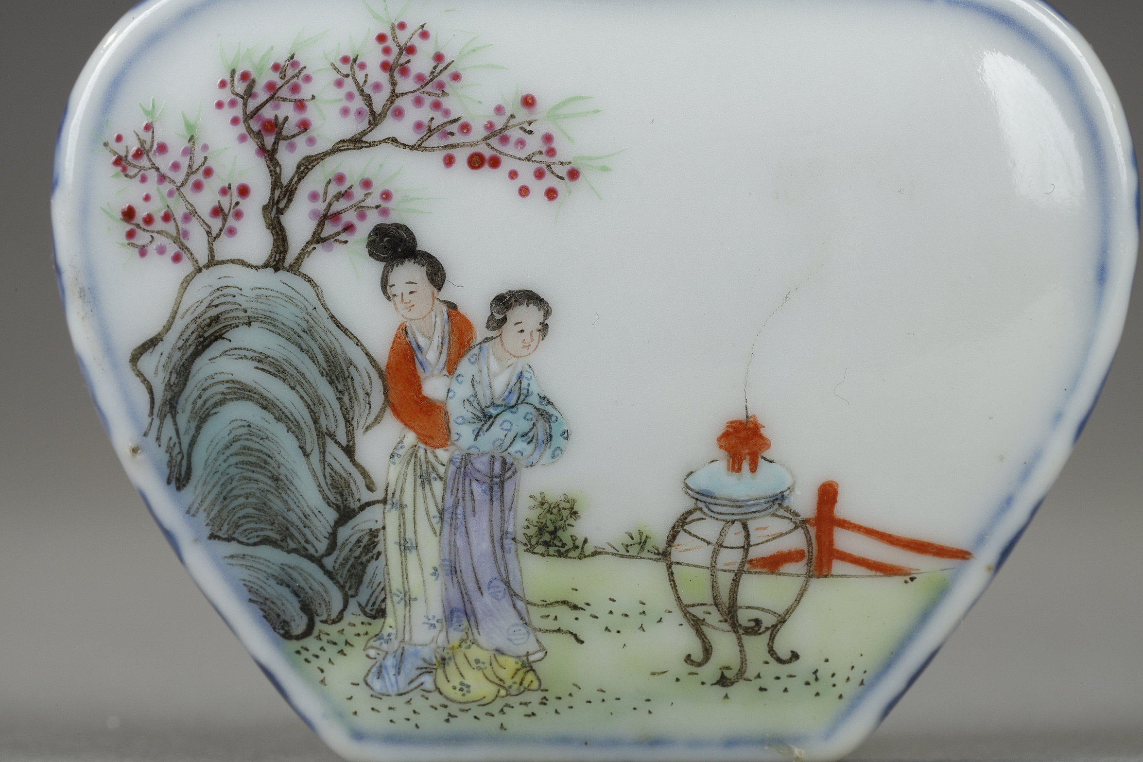 Snuff Bottles : Snuff bottle porcelain  ecusson shape  decorated with characters in landscapes - Marque qianlong China 1780/1850